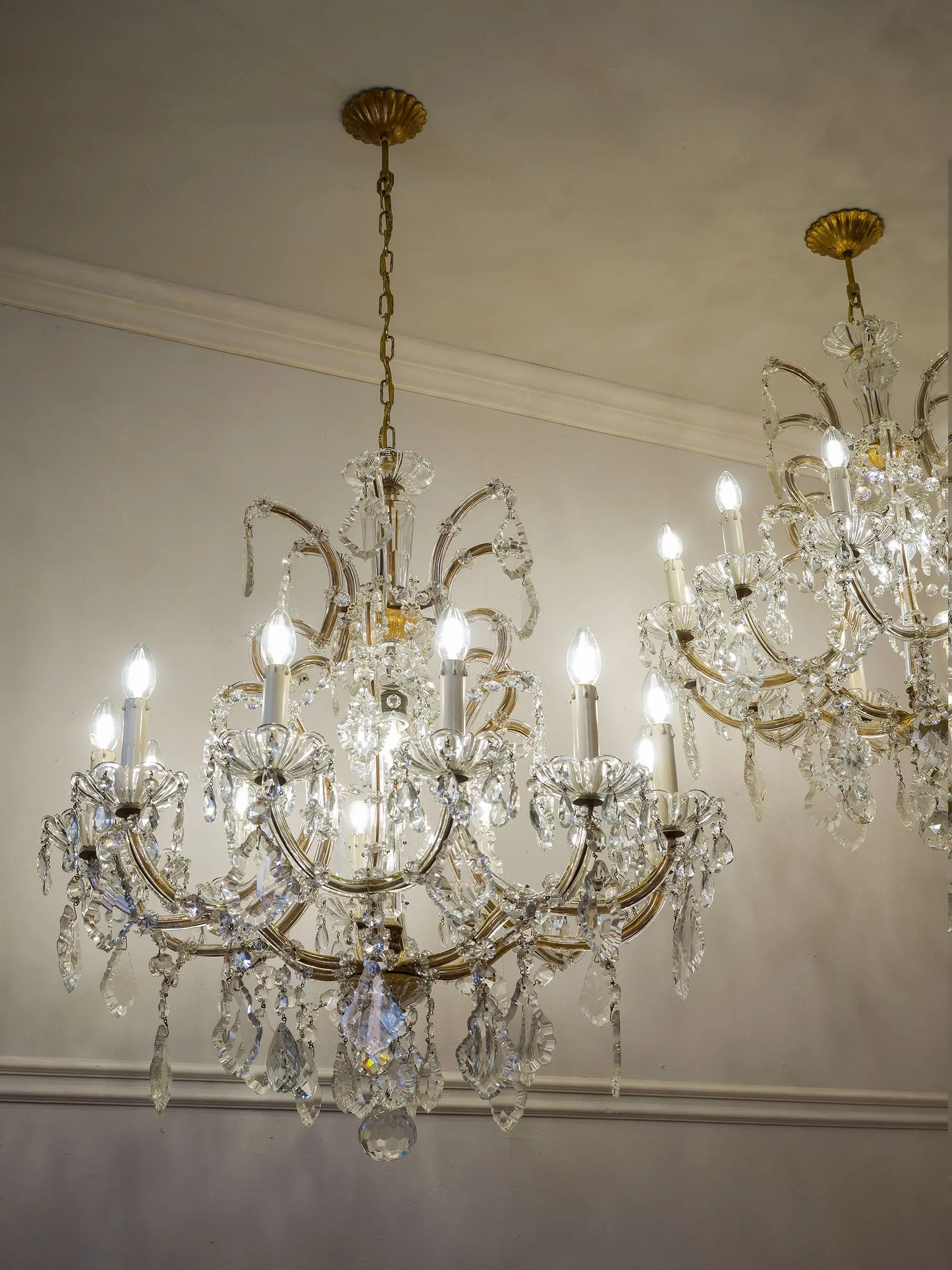 Lampadari antichi stile Maria Teresa con struttura dorata e cristalli molat | Lo Stile Italiano