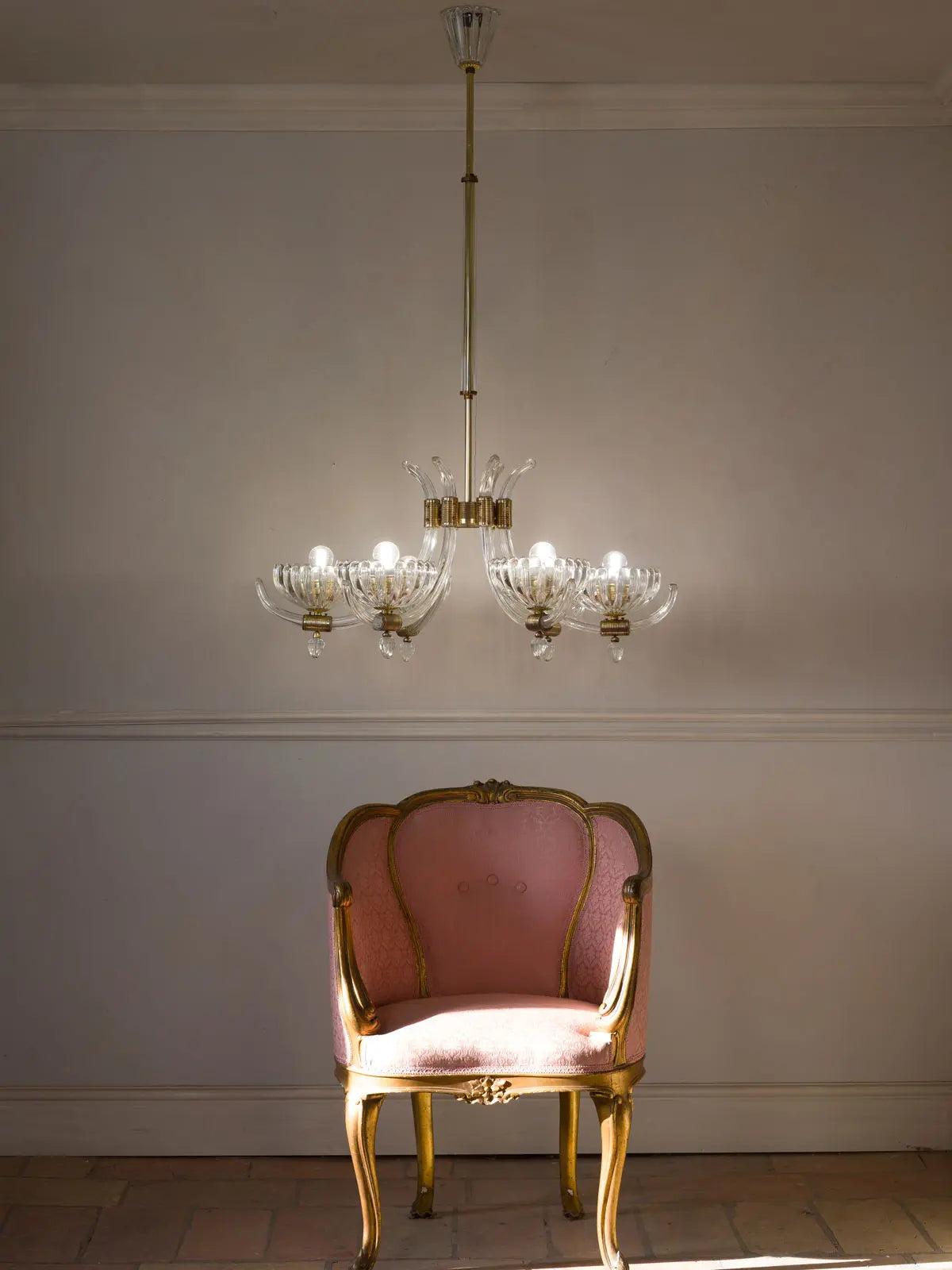 Lampadario antico di Murano fotografato con una poltroncina Luifgi XVI | Lo Stile Italiano