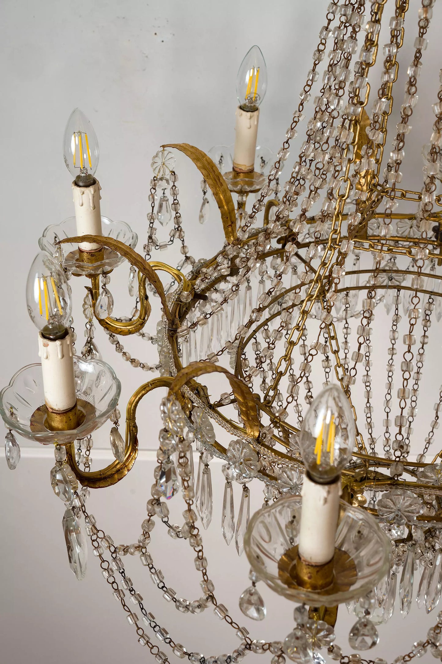 Lampadario Antico a forma di mongolfiera in ferro dorato e gocce di cristallo pendenti - Lo Stile Italiano