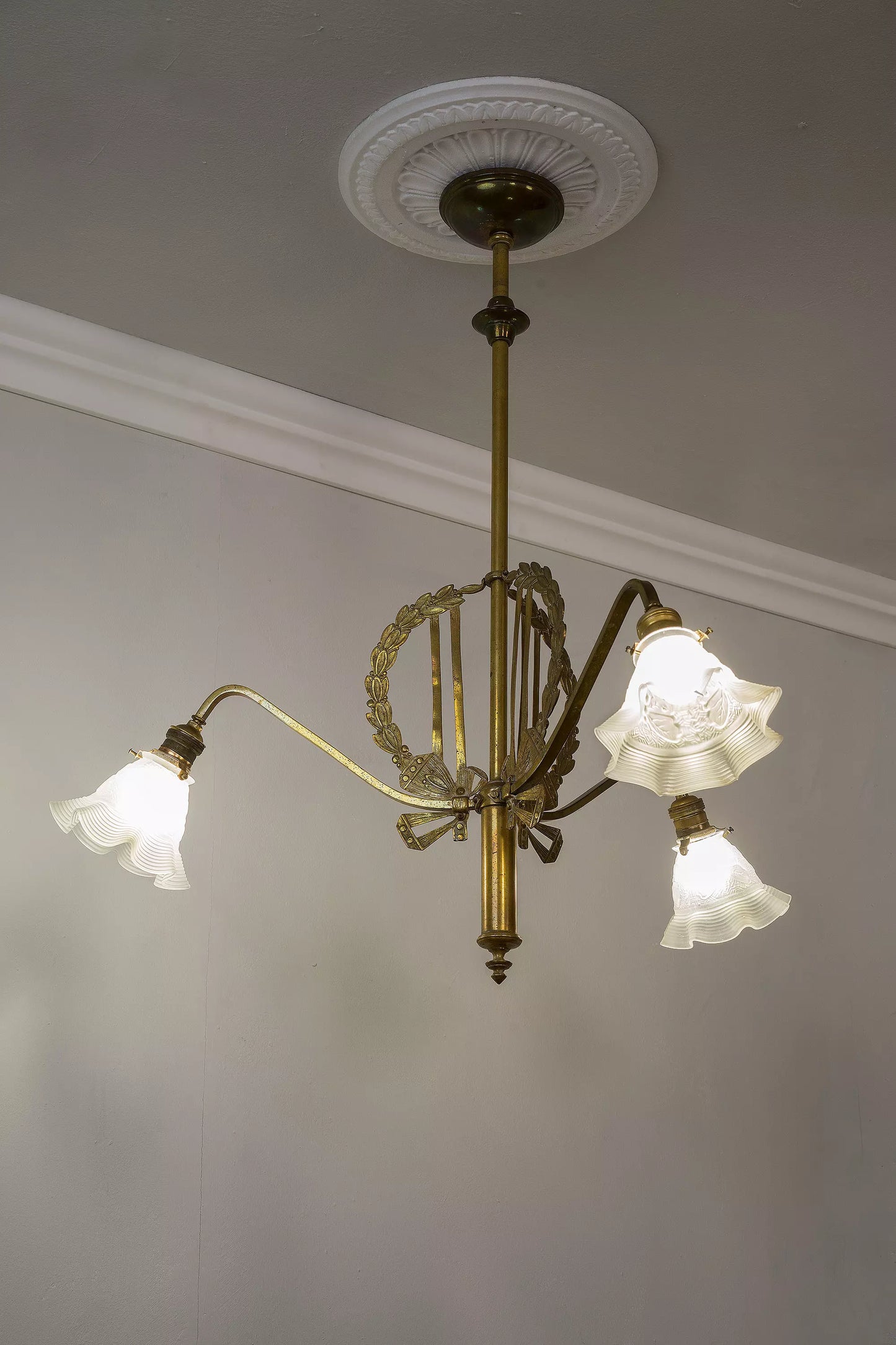 Lampadario Liberty (Art Nouveau) a tre luci con paralumi in vetro opalino - Italia, primo '900 - Lo Stile Italiano