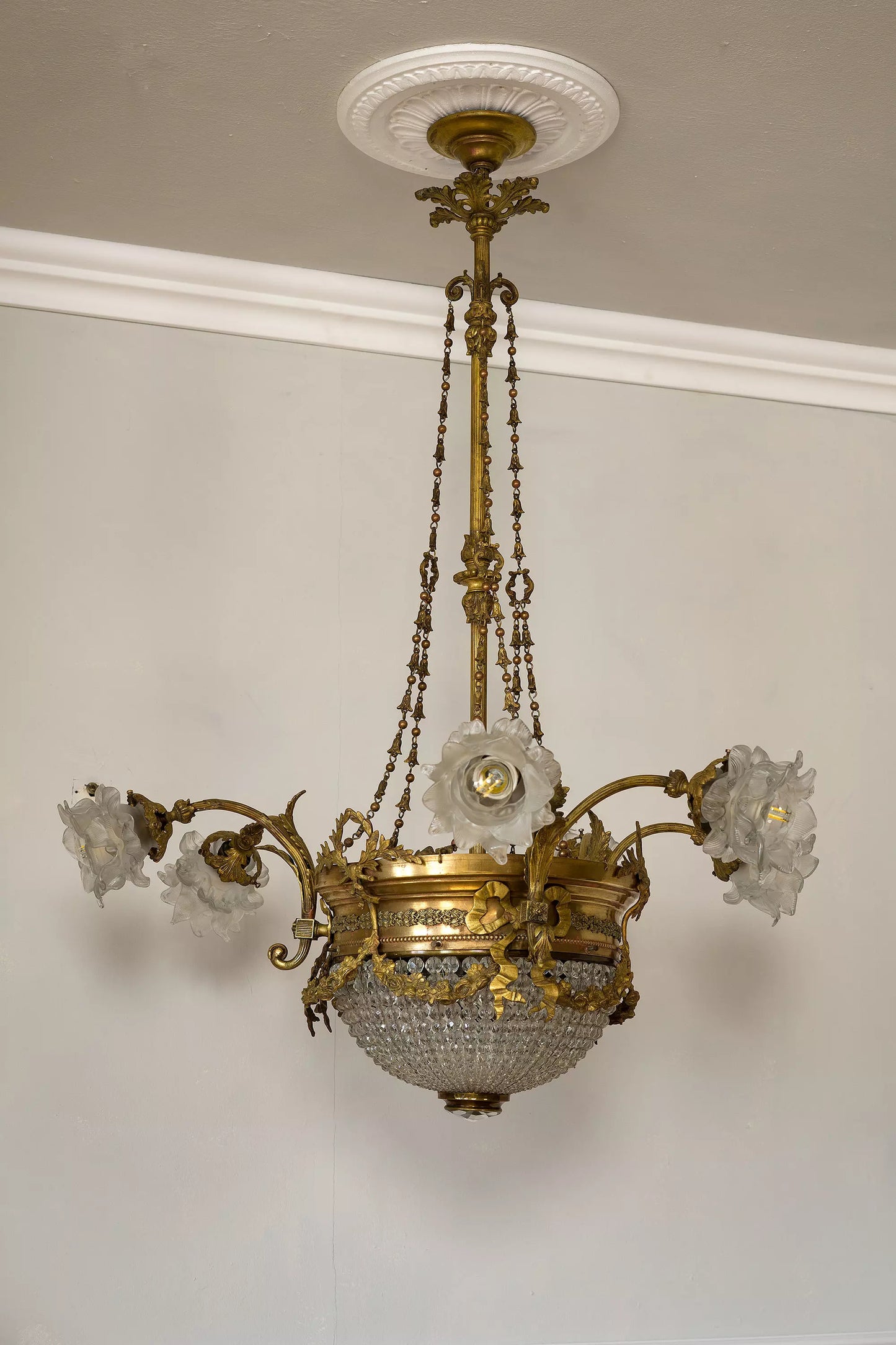 Lampadario Art Nouveau periodo 1920 a 9 luci, con paralumi vetro - Lo Stile Italiano