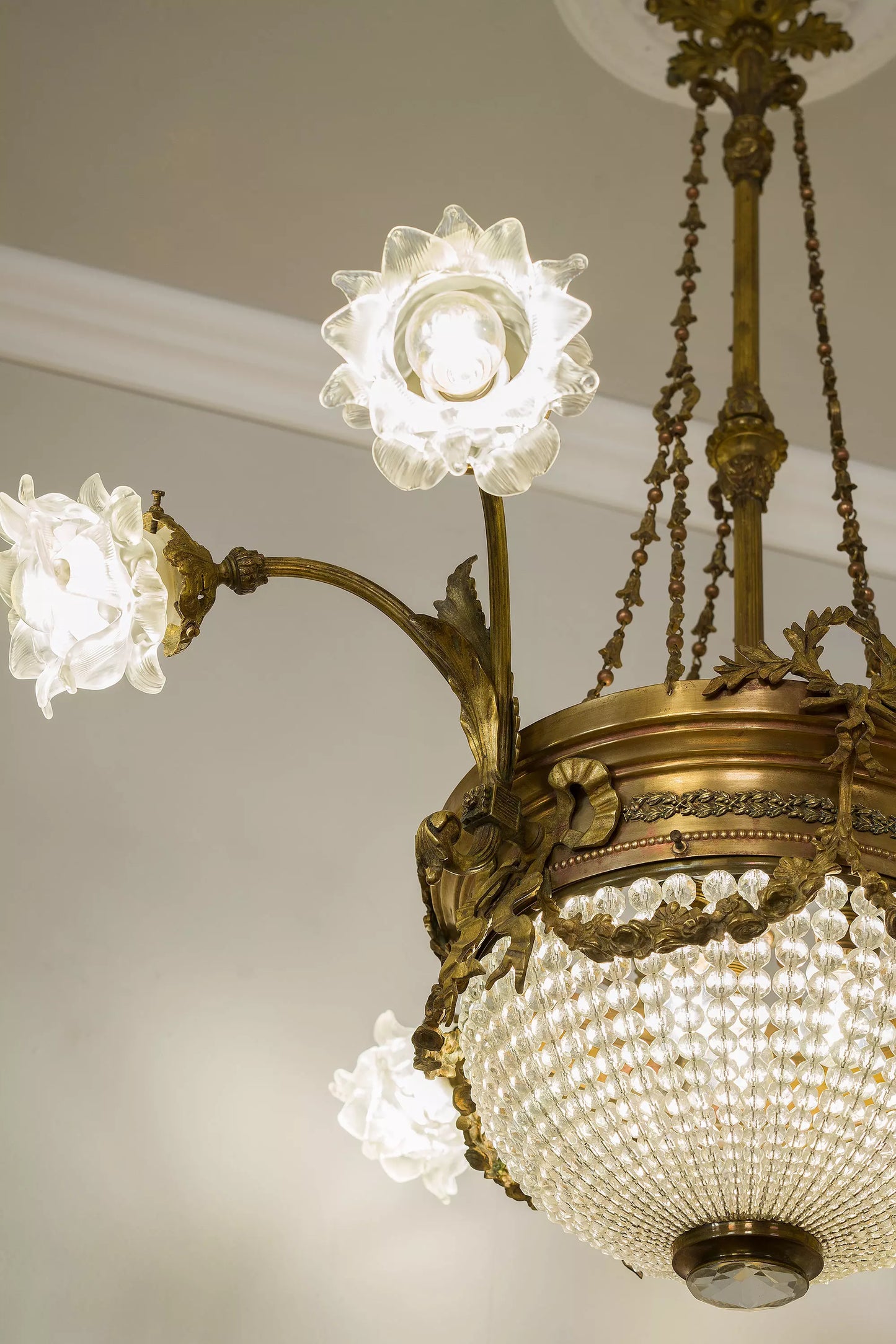 Lampadario Art Nouveau periodo 1920 a 9 luci, con paralumi vetro - Lo Stile Italiano