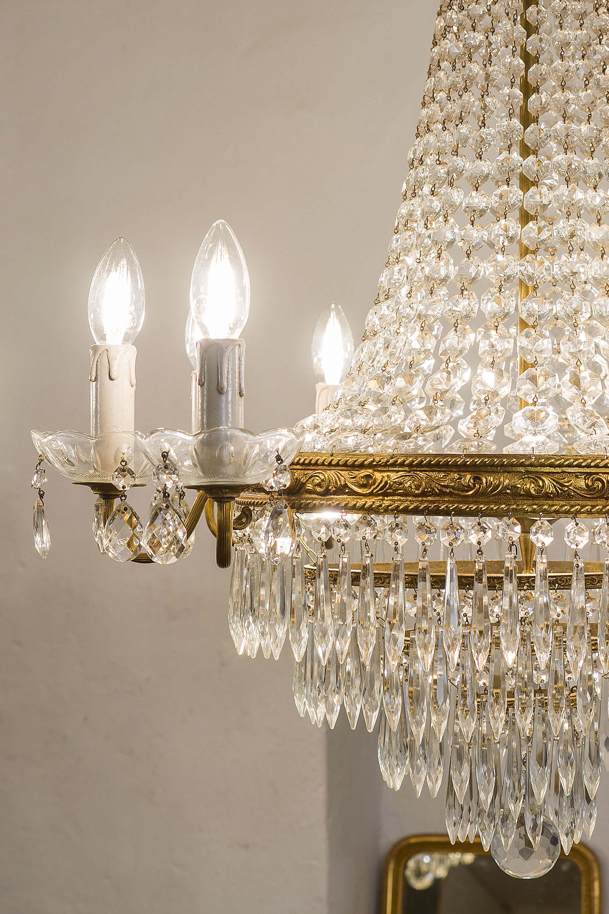 Coppia di lampadari in cristallo e vetro a 12 luci - Lo Stile Italiano