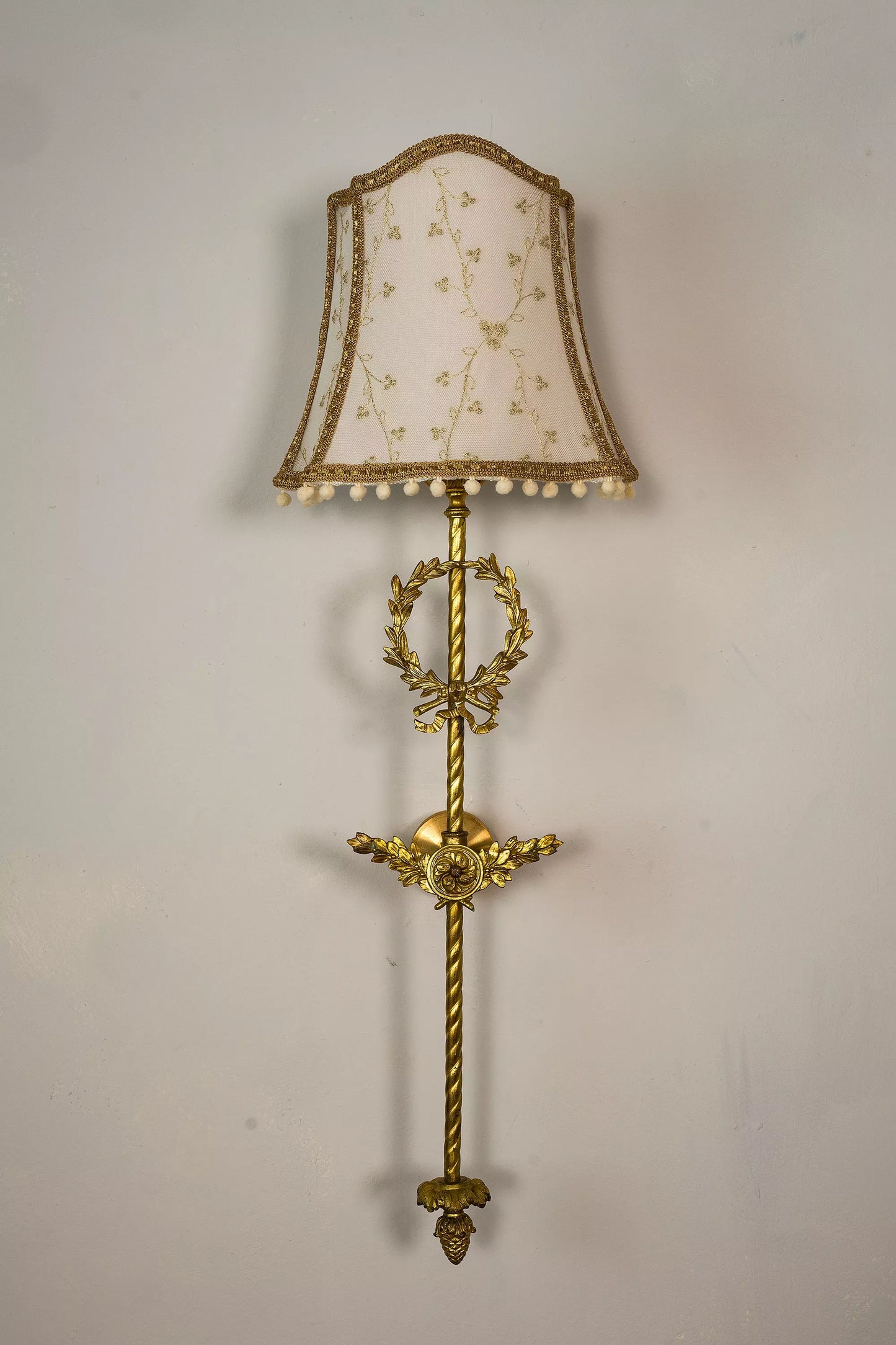 Coppia di Appliques Impero in Bronzo Dorato con Paralumi in Tulle Ricamato in oro - Lo Stile Italiano