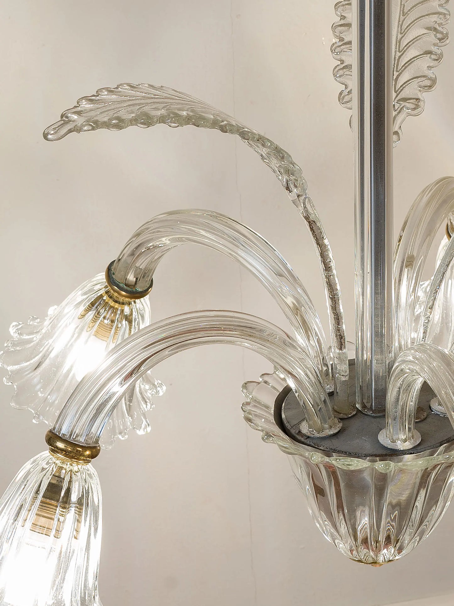 Dettaglio centrale del lampadario vintage di Murano | Lo Stile Italiano