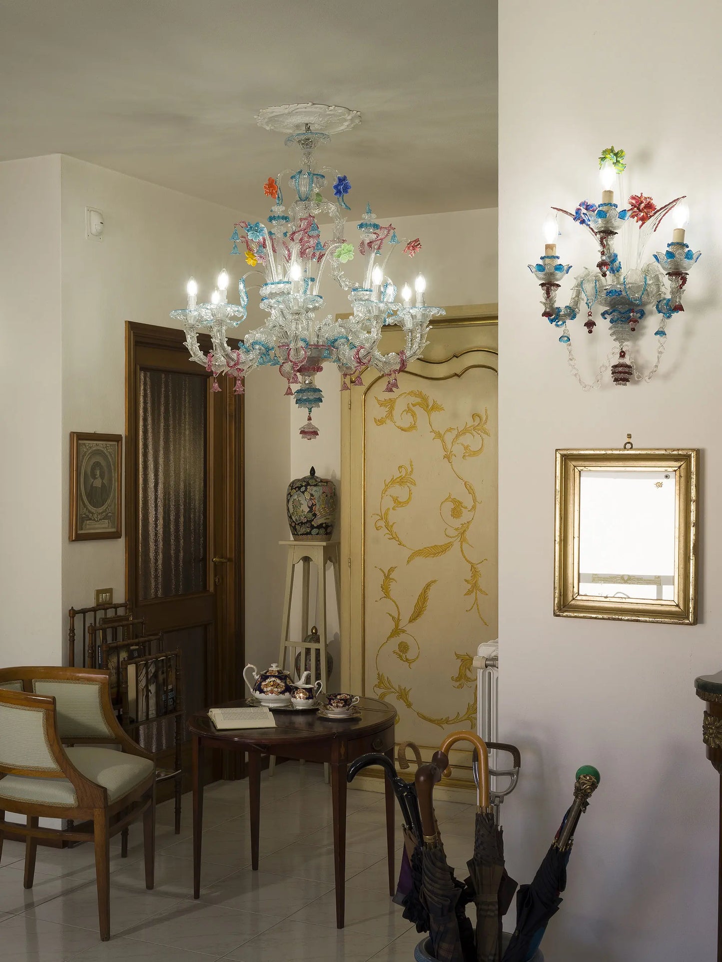 Lampadario vintage di Murano con foglie, fiori e gocce pendenti, realizzate in vetro soffiato di Murano | Lo Stile Italiano
