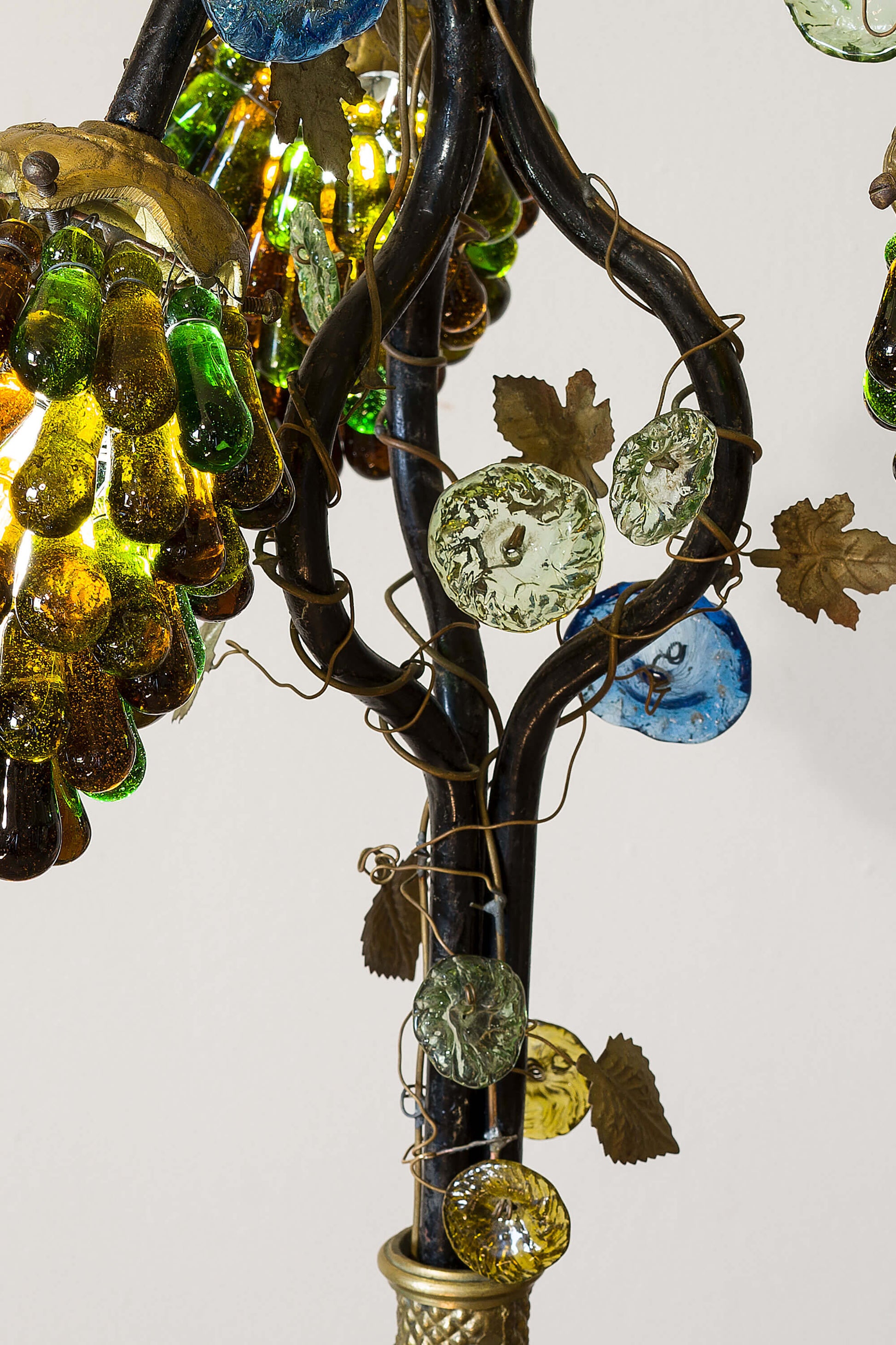 Lampada Art Nouveau con Paralumi in Vetro di Murano a Forma di Grappoli d'Uva - Lo Stile Italiano