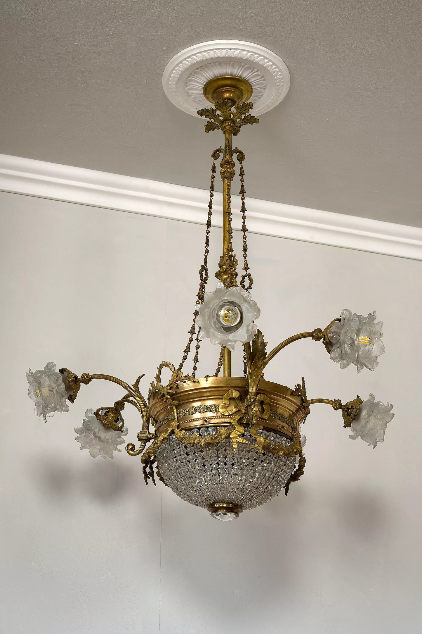 Lampadario Art Nouveau periodo 1920 a 9 luci, con paralumi vetro - Lo Stile Italiano