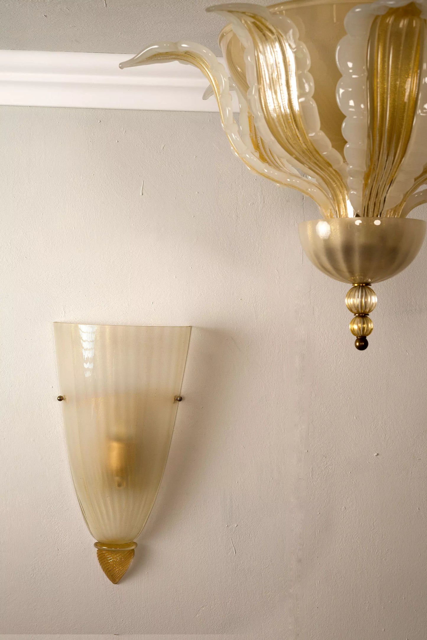 Lampada a muro Vintage Anni '70 in Vetro di Murano con Decorazioni in Foglia Oro Zecchino - Lo Stile Italiano