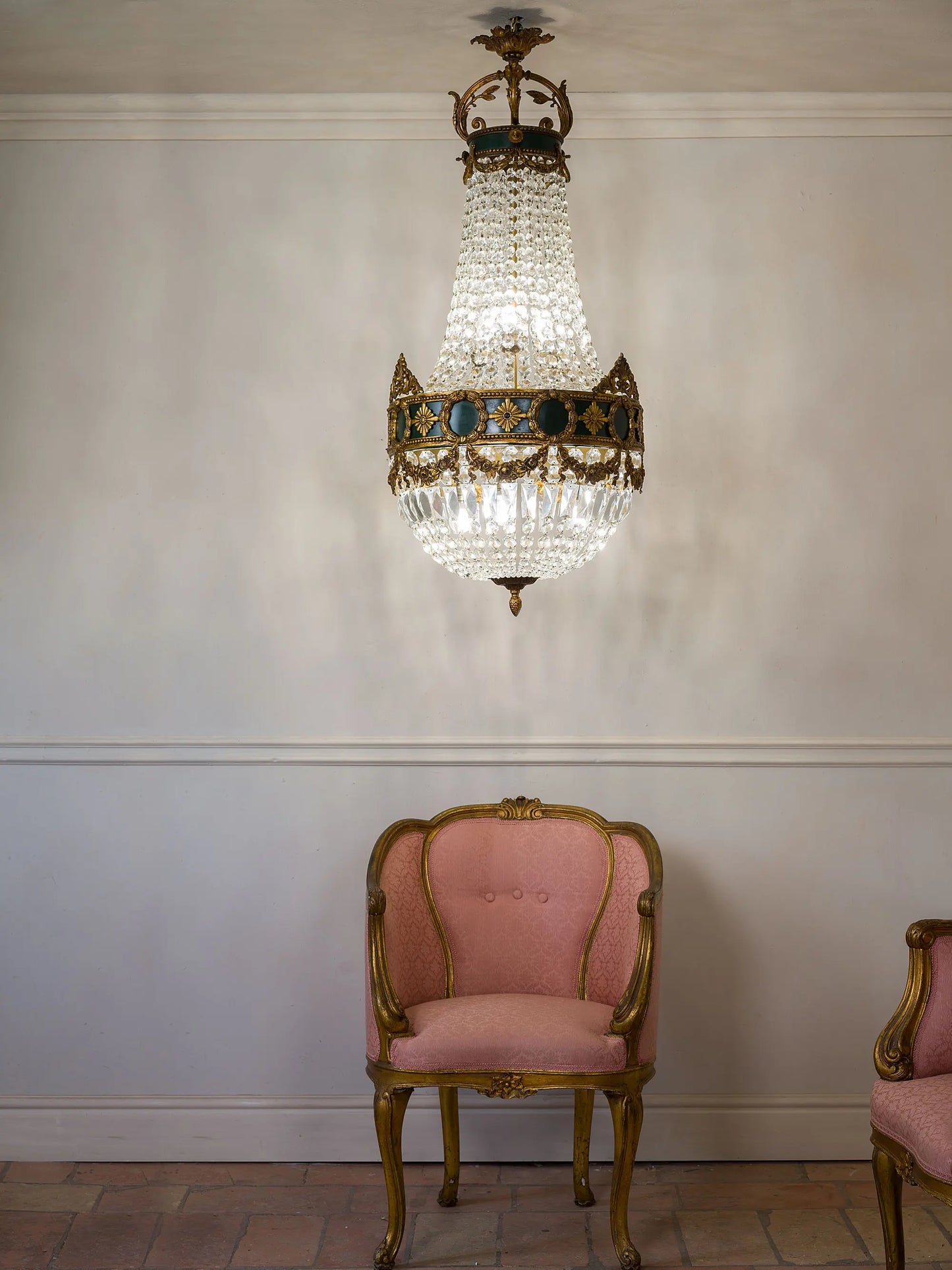 Grande lampadario a mongolfiera, fotografato insieme ad una coppia di poltroncine Napoleone III | Lo Stile Italiano