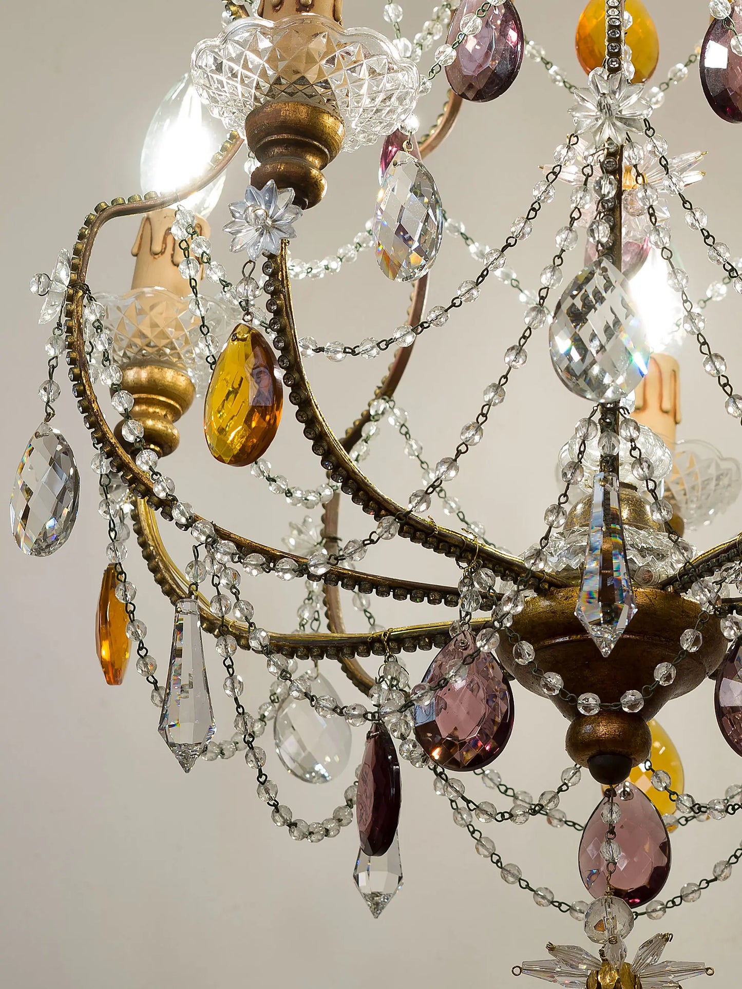 Dettaglio delle gocce di cristallo e vetro colorato su lampadario artigianale | Lo-Stile-Italiano