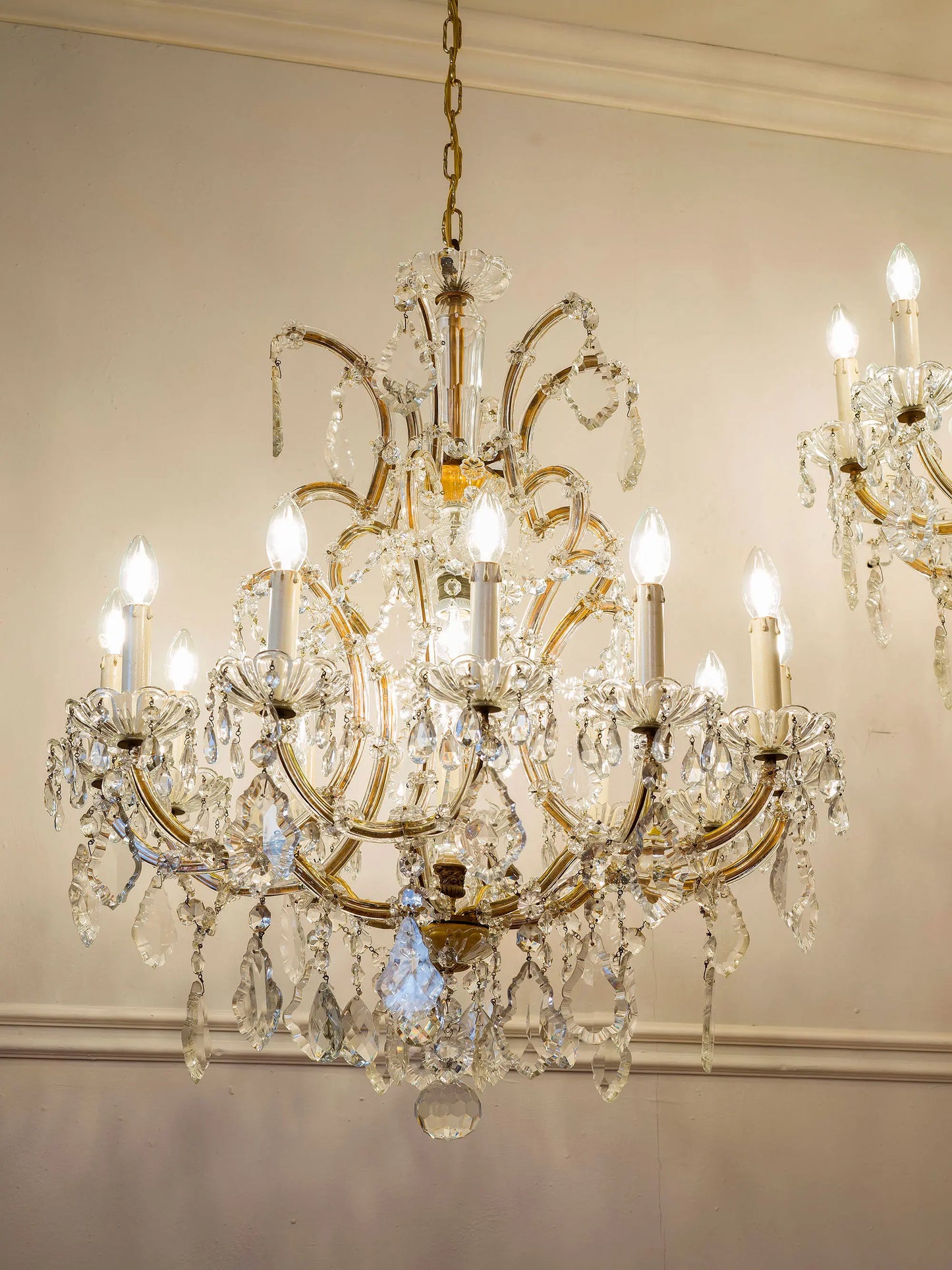 Due lampadari anni '30 in stile Maria Teresa con luce centrale e 12 candele | Lo Stile Italiano