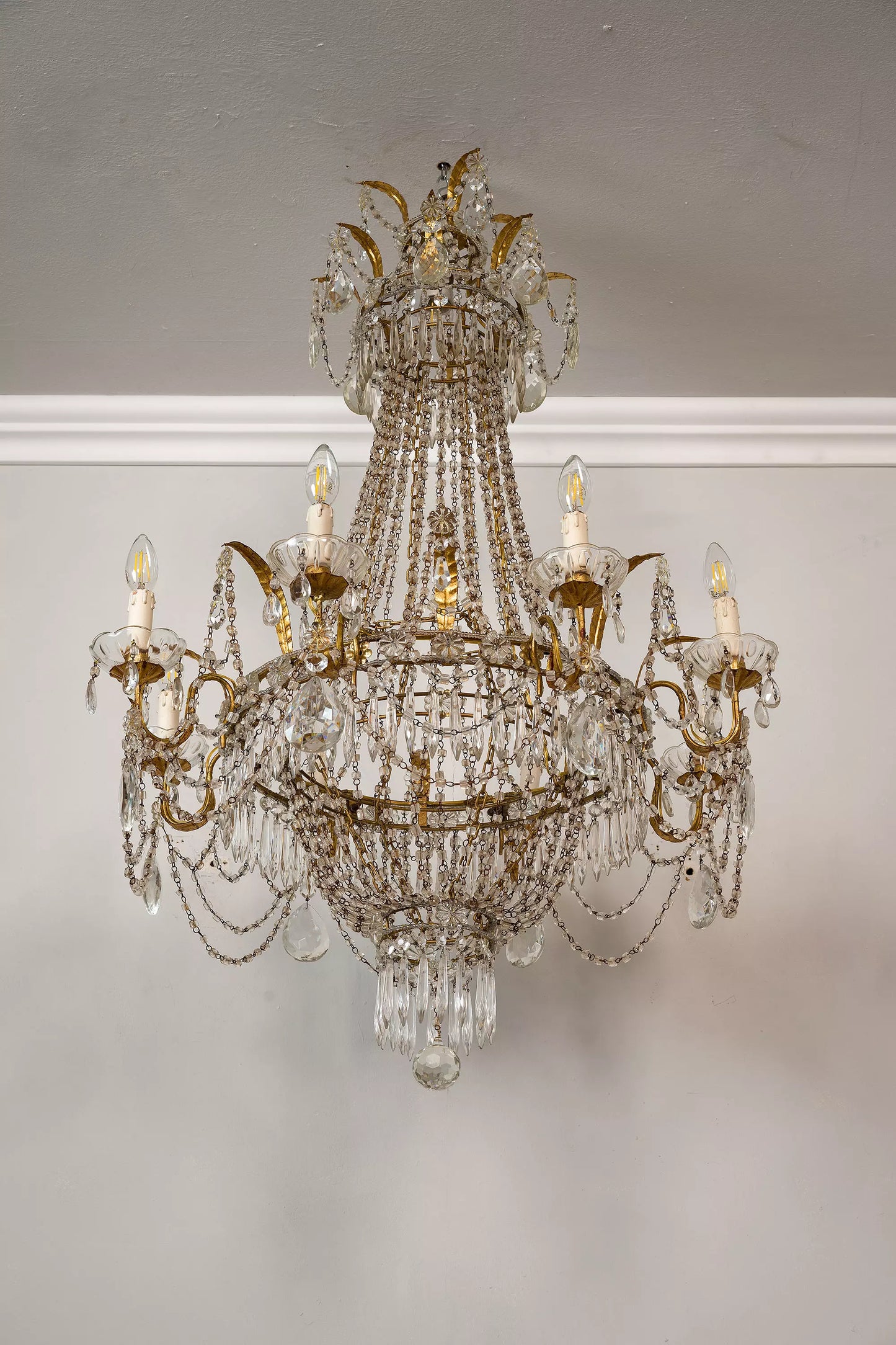 Lampadario Antico a forma di mongolfiera in ferro dorato e gocce di cristallo pendenti - Lo Stile Italiano