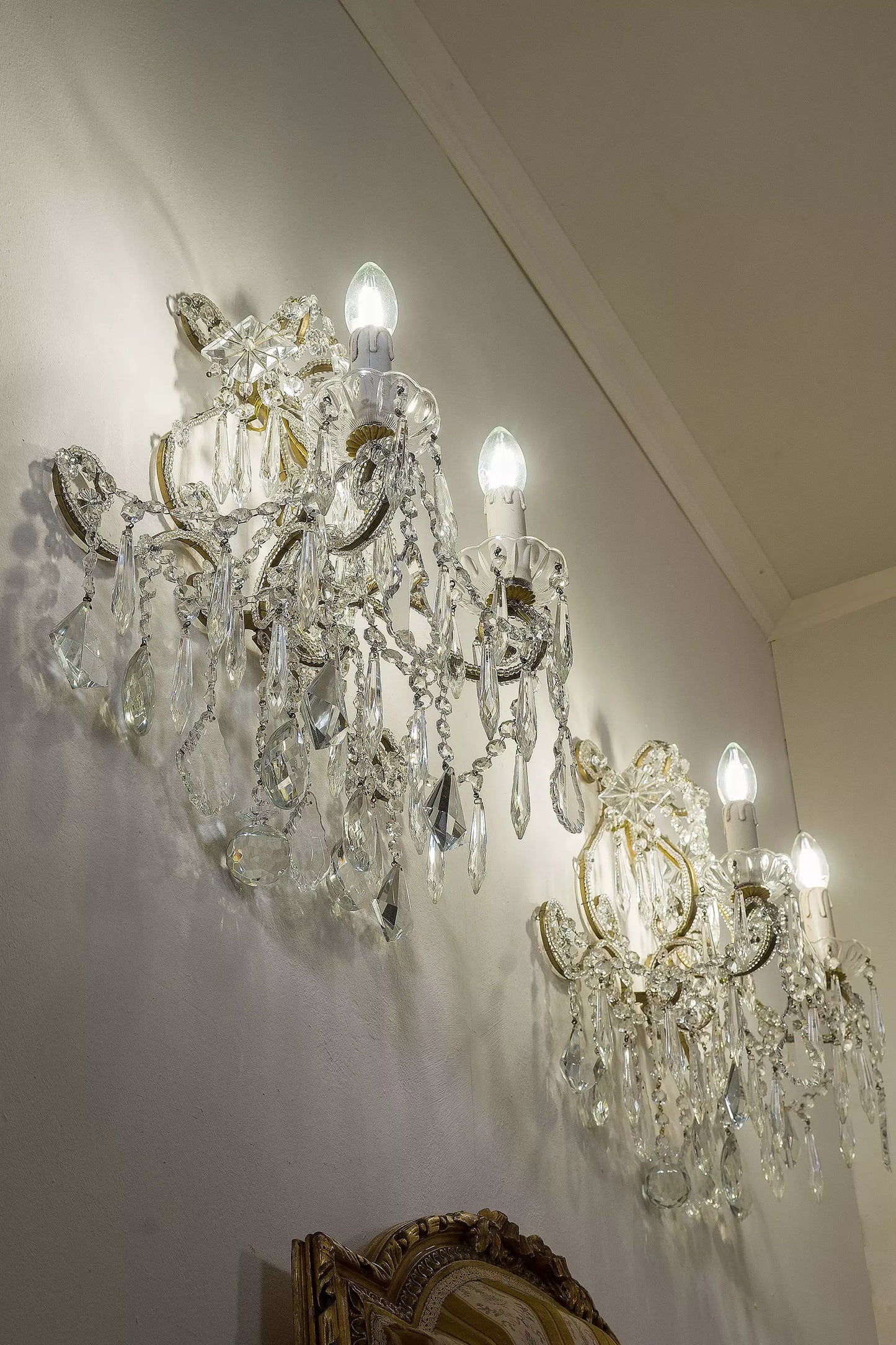 Coppia di applique Fiorentine in ferro battuto e gocce pendenti a 2 luci. - Lo Stile Italiano