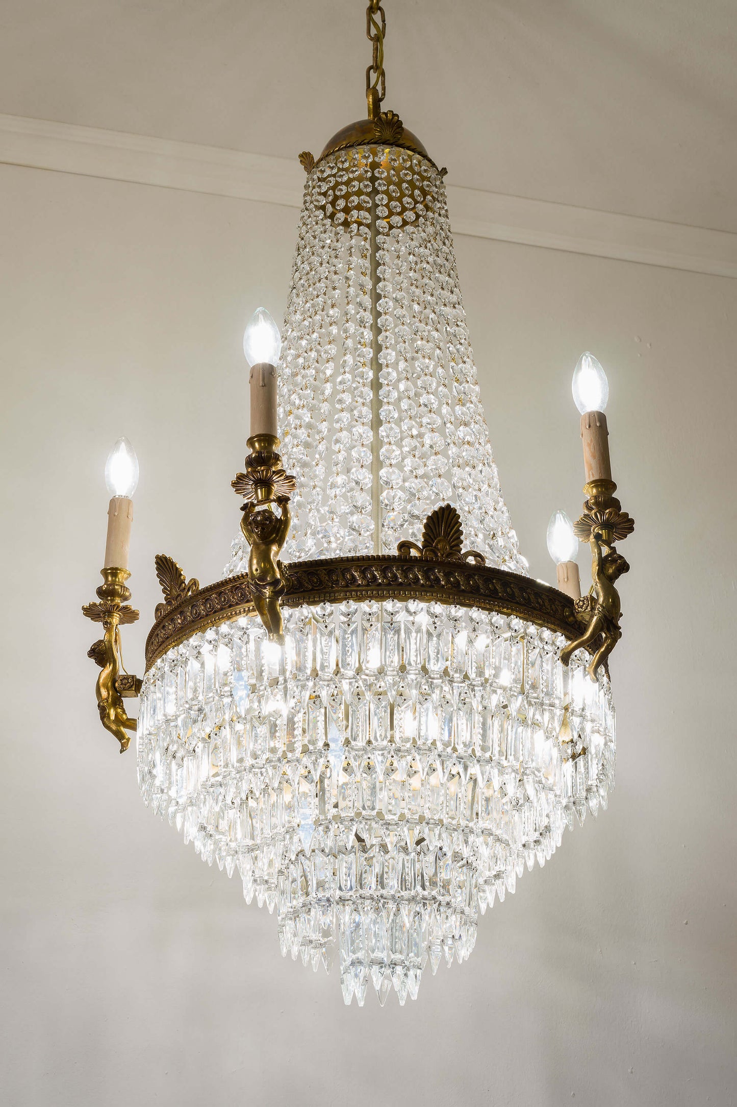 Lampadario di Epoca con Elementi Decorativi in Bronzo e Cristallo. | Lo Stile Italiano