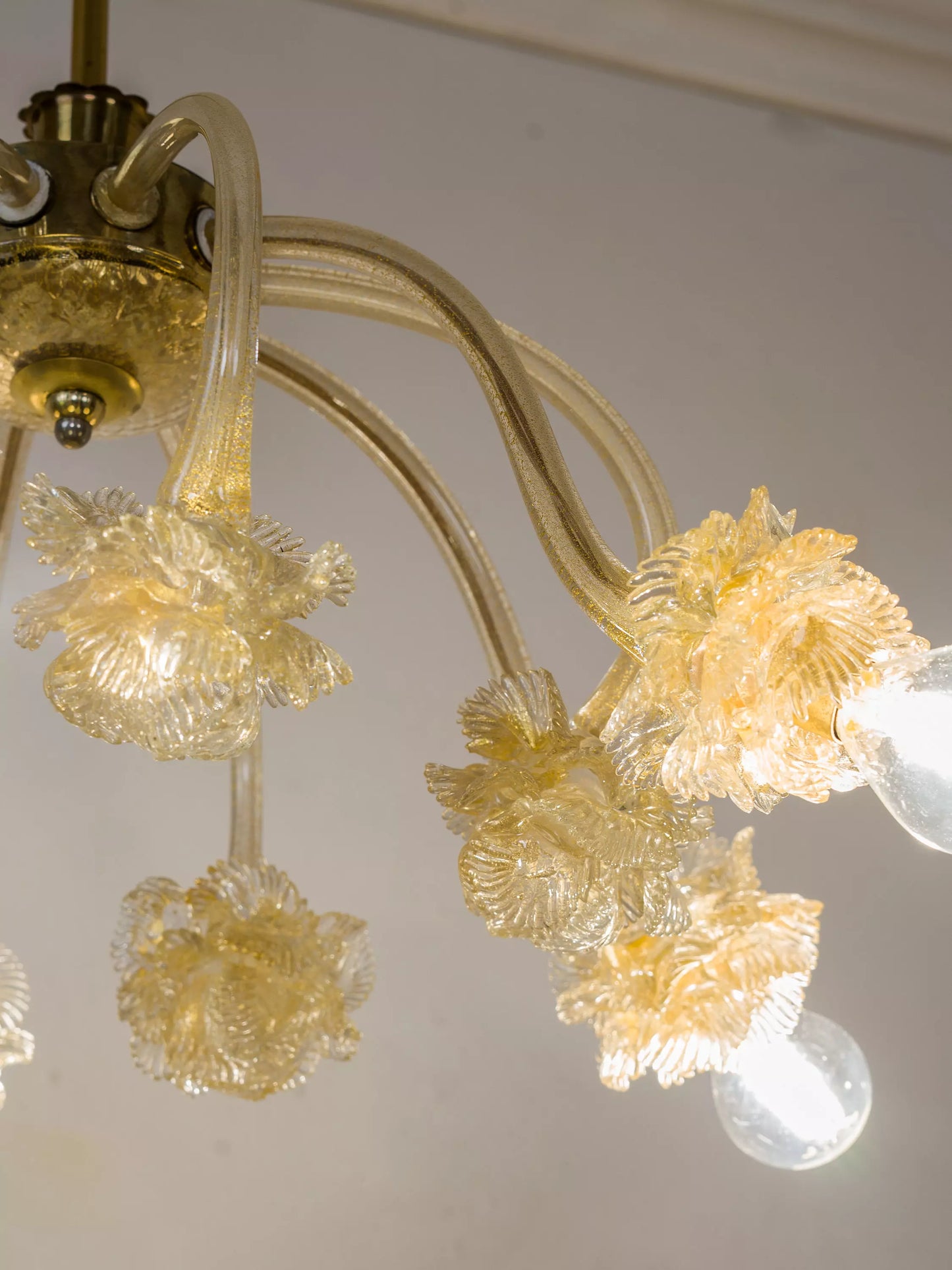Vista dal basso del lampadario Murano con bracci in vetro soffiato| Lo Stile Italiano