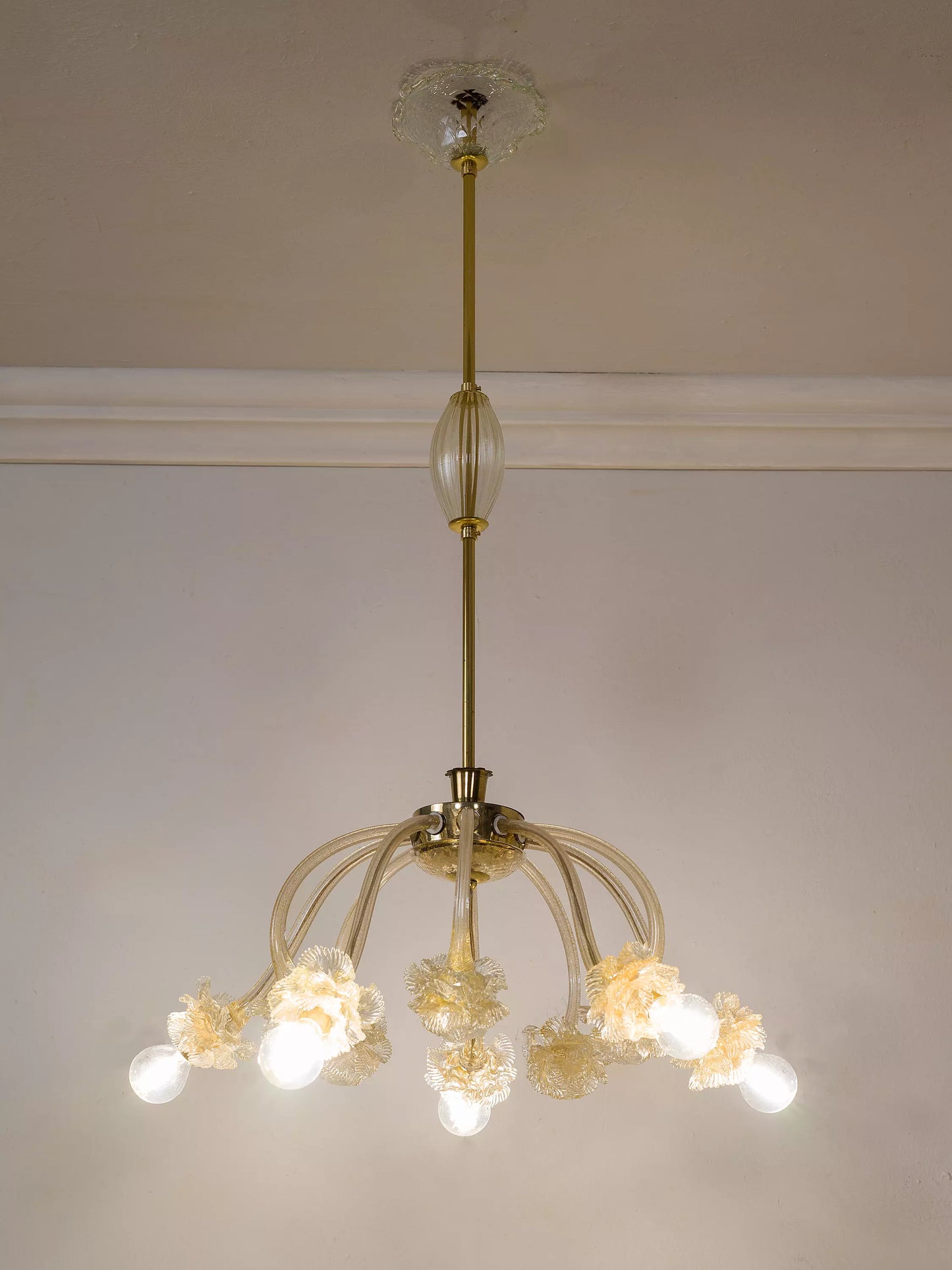 Lampadario Murano in stile classico con fiori e vetro avventurina.| Lo Stile Italiano