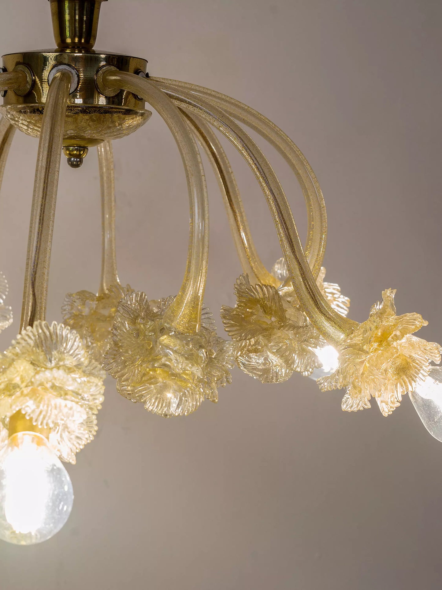 Fiori decorativi in vetro lavorato a mano su lampadario Murano anni ’50.| Lo Stile Italiano