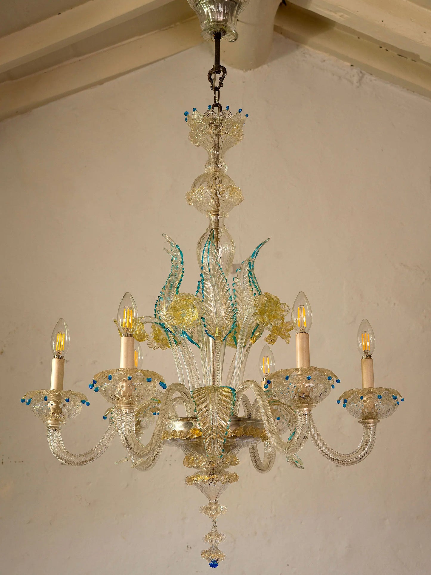 Lampadario di Murano in vetro soffiato a sei luci con bouquet fiorito, anni ’40. | Lo Stile Italiano