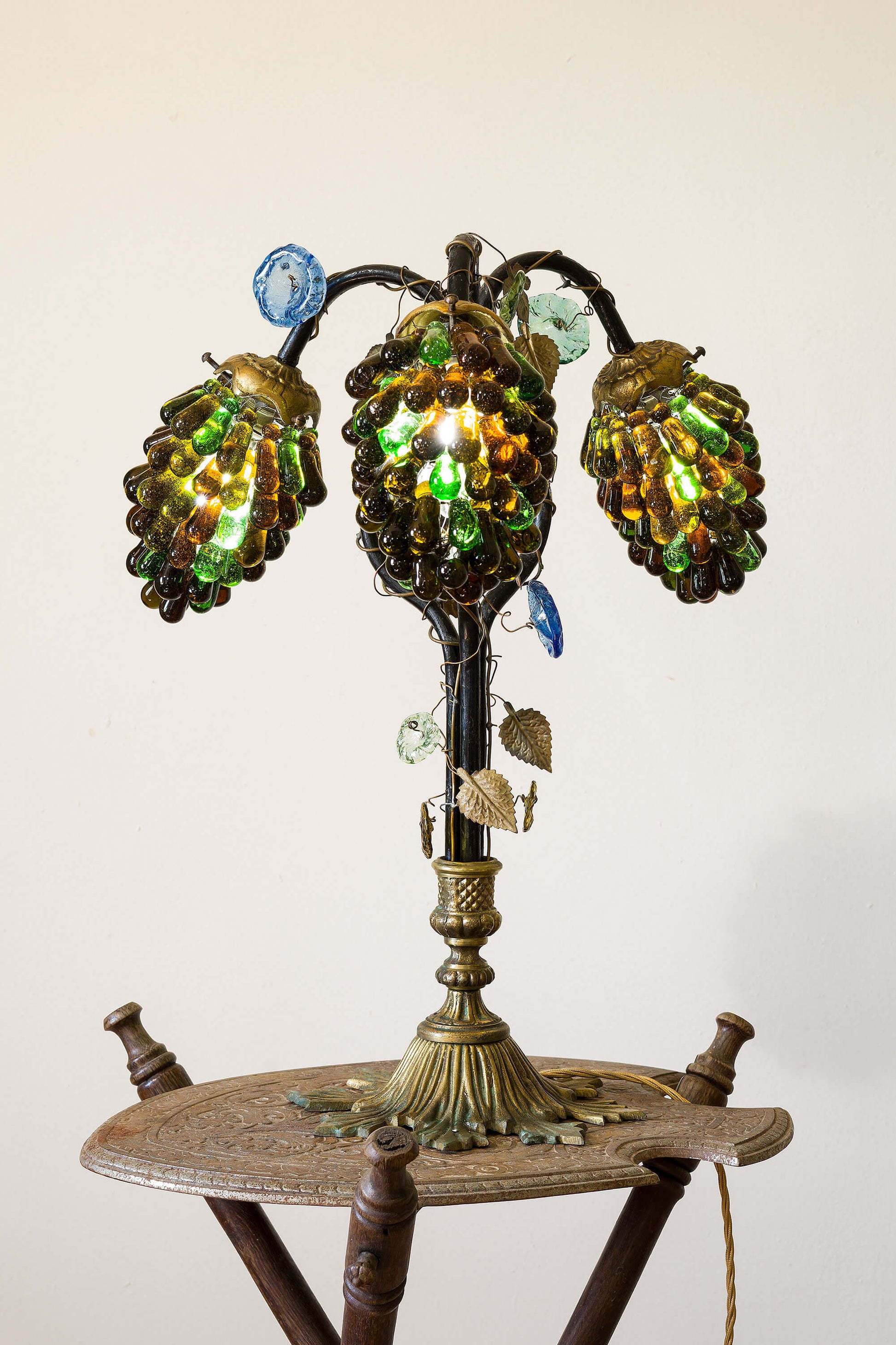Lampada Art Nouveau con Paralumi in Vetro di Murano a Forma di Grappoli d'Uva - Lo Stile Italiano