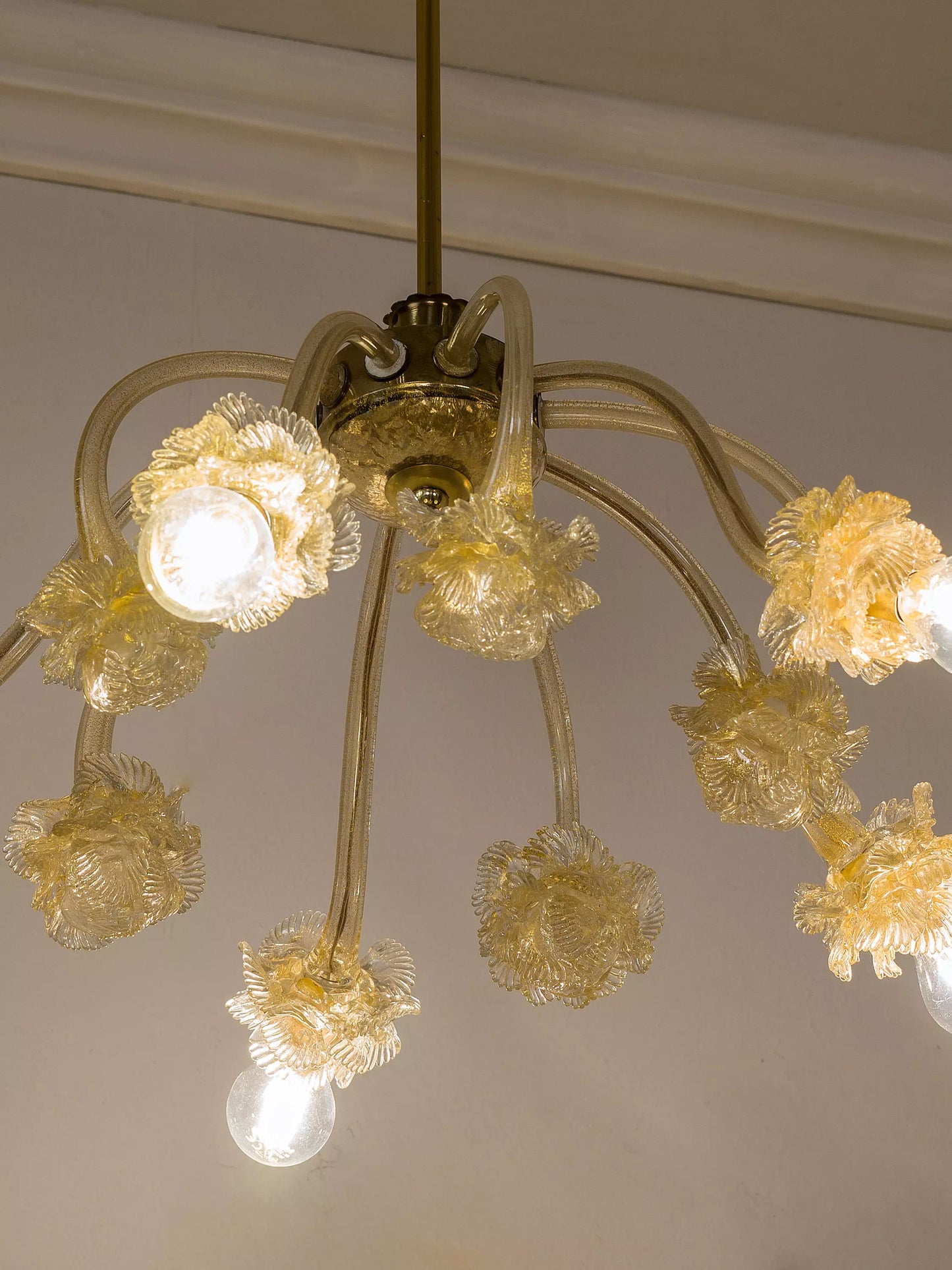Lampadario Murano a cinque luci con decorazioni floreali vintage.| Lo Stile Italiano