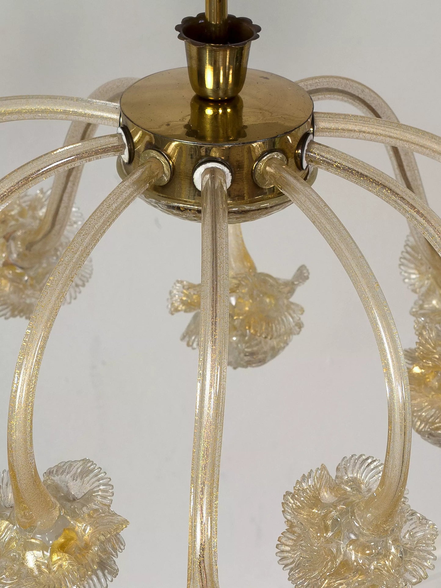 Particolare della struttura in ottone e vetro dorato di lampadario Murano..| Lo Stile Italiano