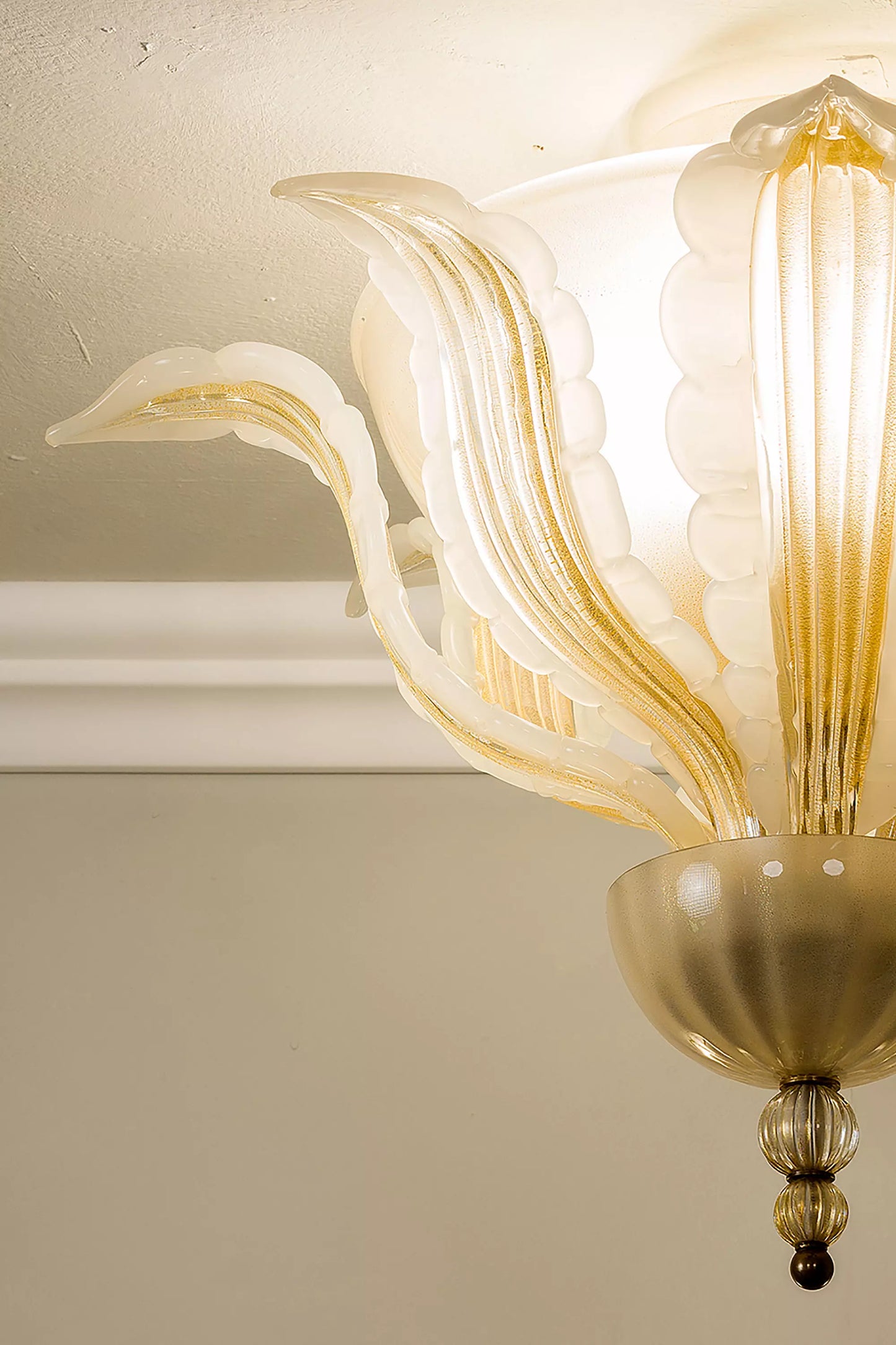 Plafoniera Vintage in Vetro Soffiato di Murano, decorata con oro zecchino - Lo Stile Italiano