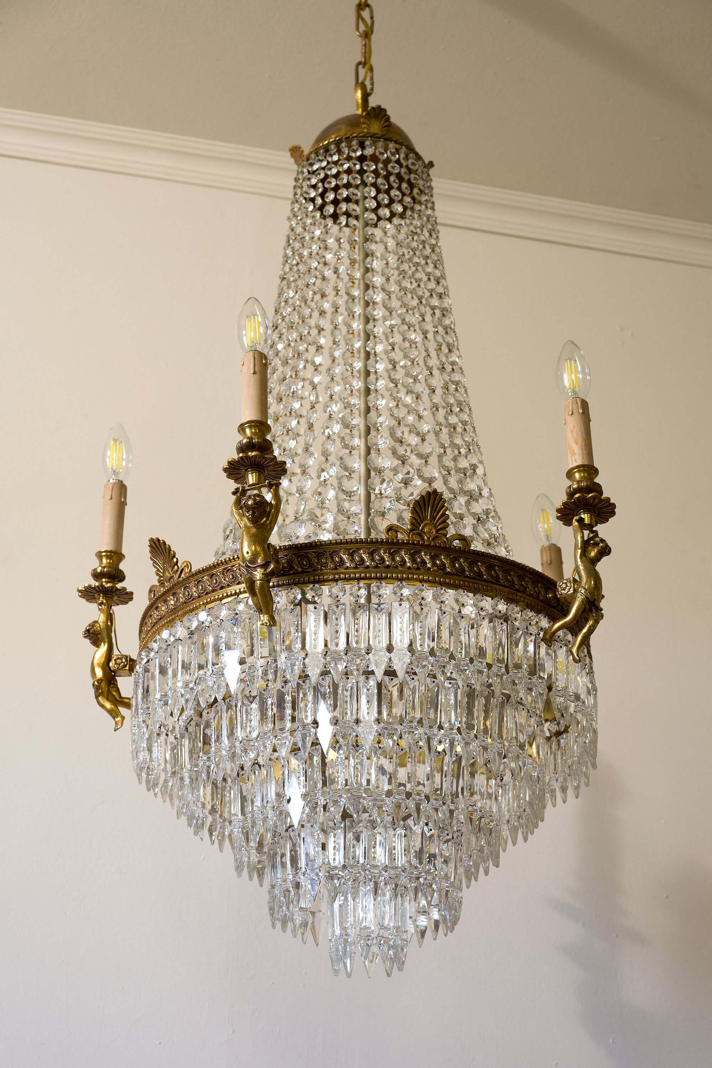 Lampadario Classico Illuminato da Dieci Luci con Elementi Ornamentali in Bronzo. | Lo Stile Italiano
