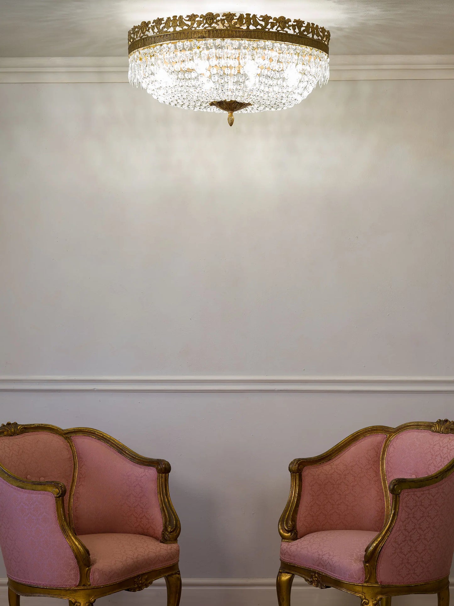 Lampadario da soffitto ovale con pendenti a goccia e motivi allegorici in bronzo. | Lo Stile Italiano