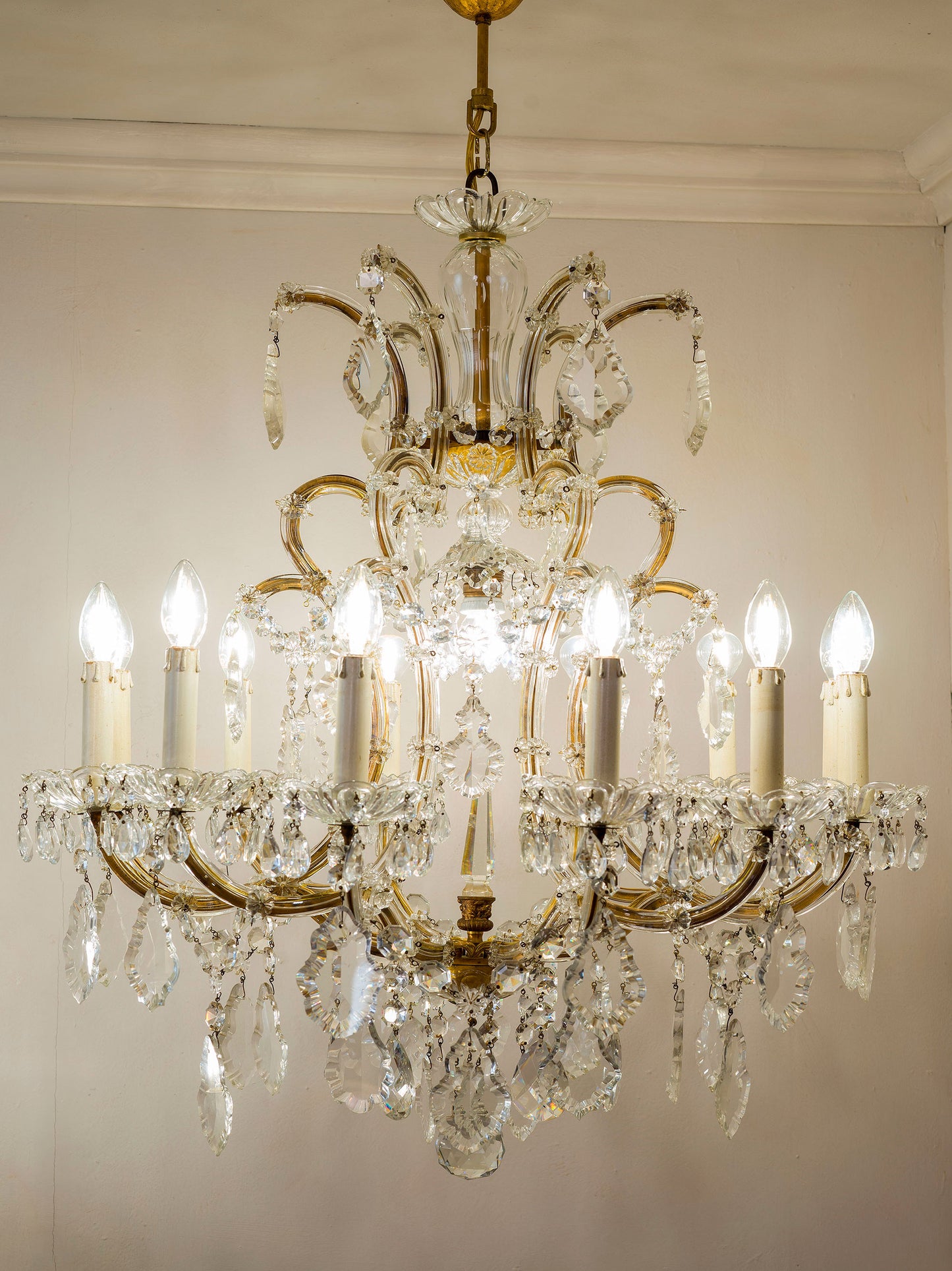 Lampadario in stile Maria Teresa, con montatura dorata e decorazioni in cristallo molato | Lo Stile Italiano