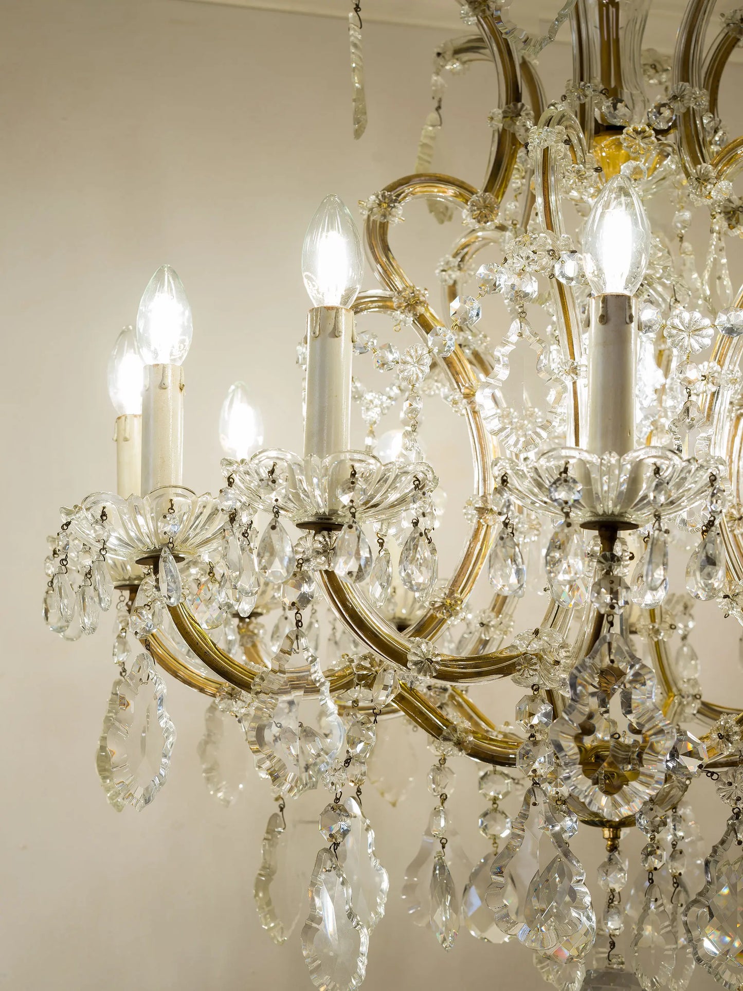 Vista laterle del lampadario antico di cristallo con gocc pendenti | Lo Stile Italiano