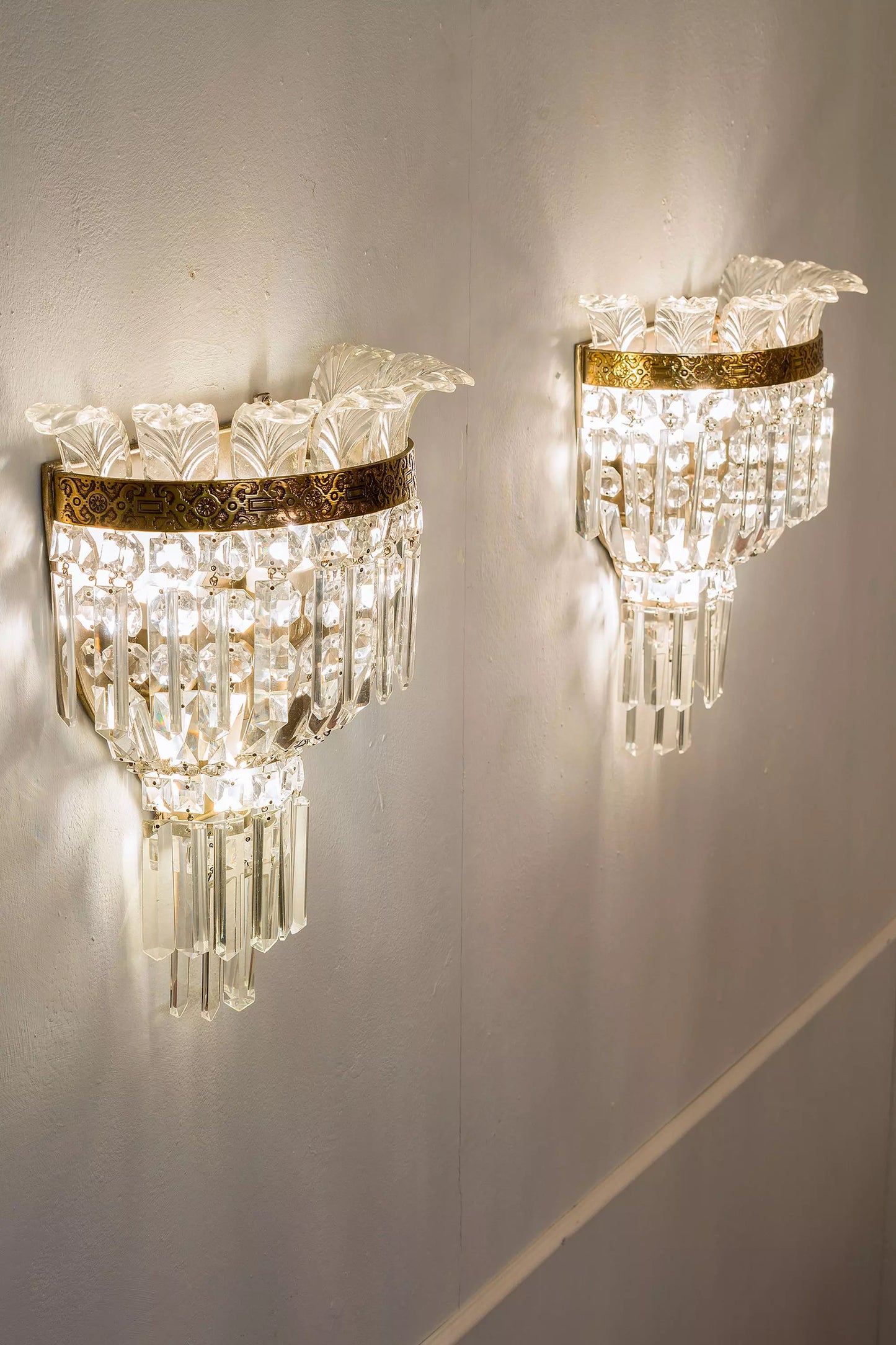 Coppia di Applique Vintage in Ottone e Cristalli a forma di Mongolfiera - 3 luci - Lo Stile Italiano