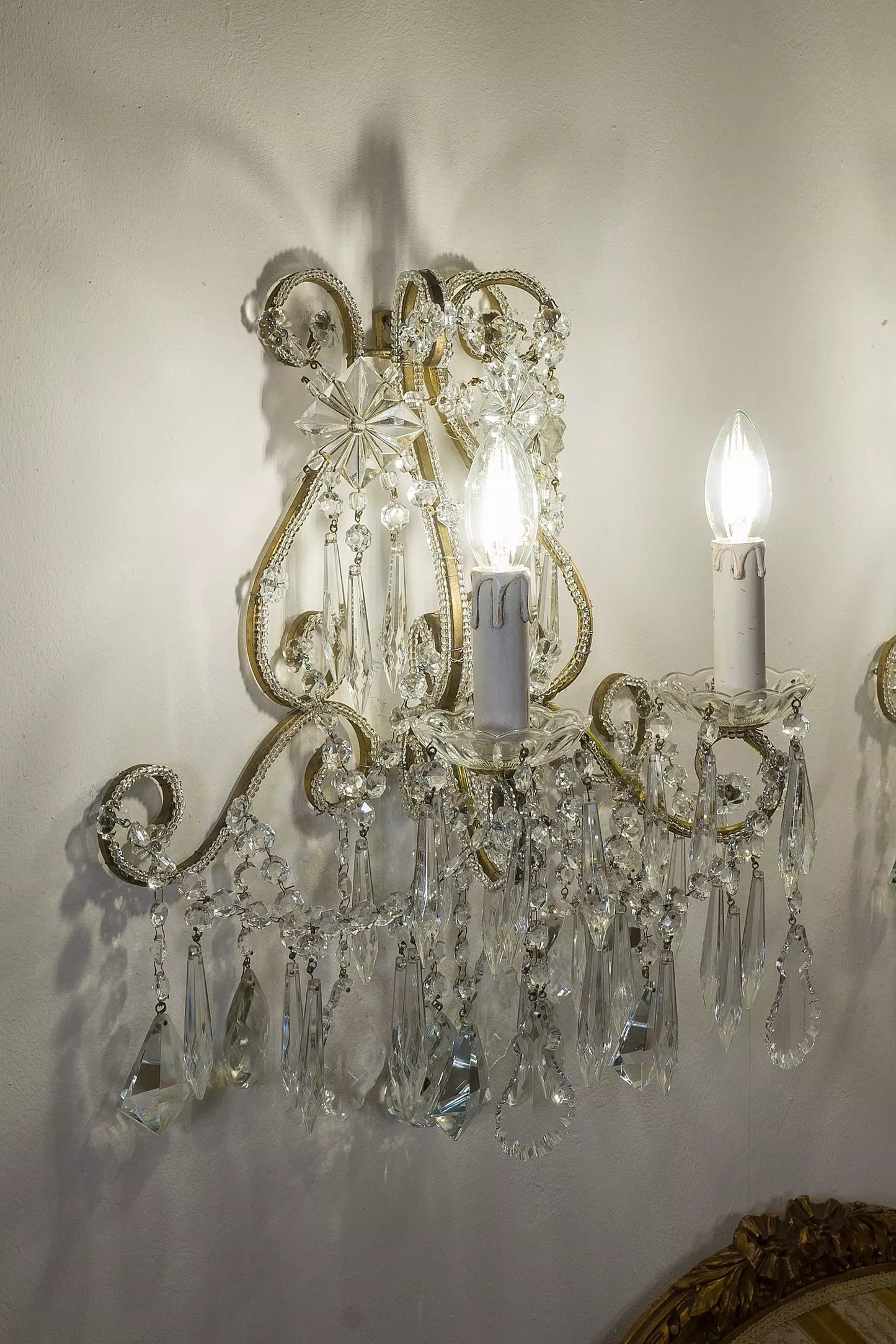 Coppia di applique Fiorentine in ferro battuto e gocce pendenti a 2 luci. - Lo Stile Italiano
