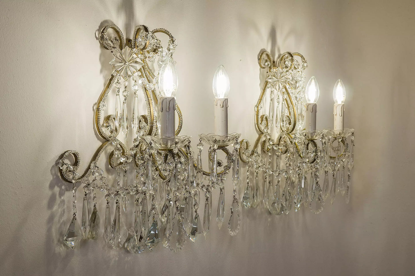 Coppia di applique Fiorentine in ferro battuto e gocce pendenti a 2 luci. - Lo Stile Italiano