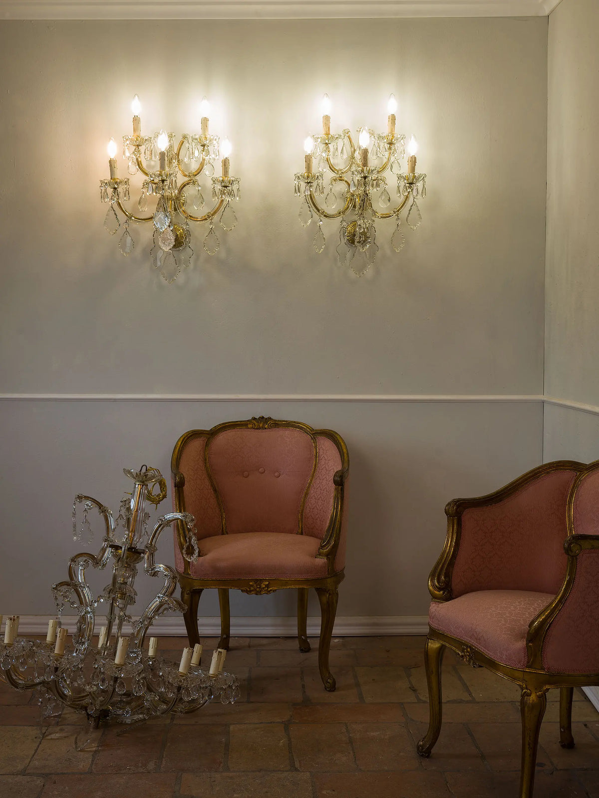 Coppia di lampade da parete Maria Teresa con bracci curvi e cristalli pendenti fotorafata insieme al lampadario| Lo Stile Italiano
