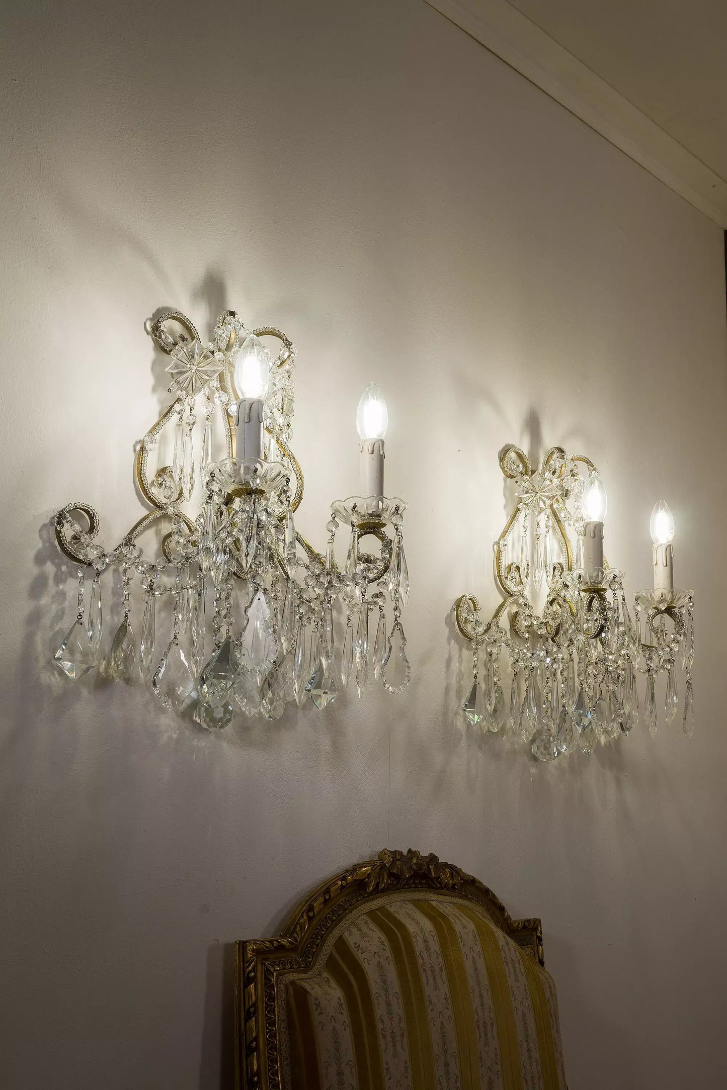 Coppia di applique Fiorentine in ferro battuto e gocce pendenti a 2 luci. - Lo Stile Italiano