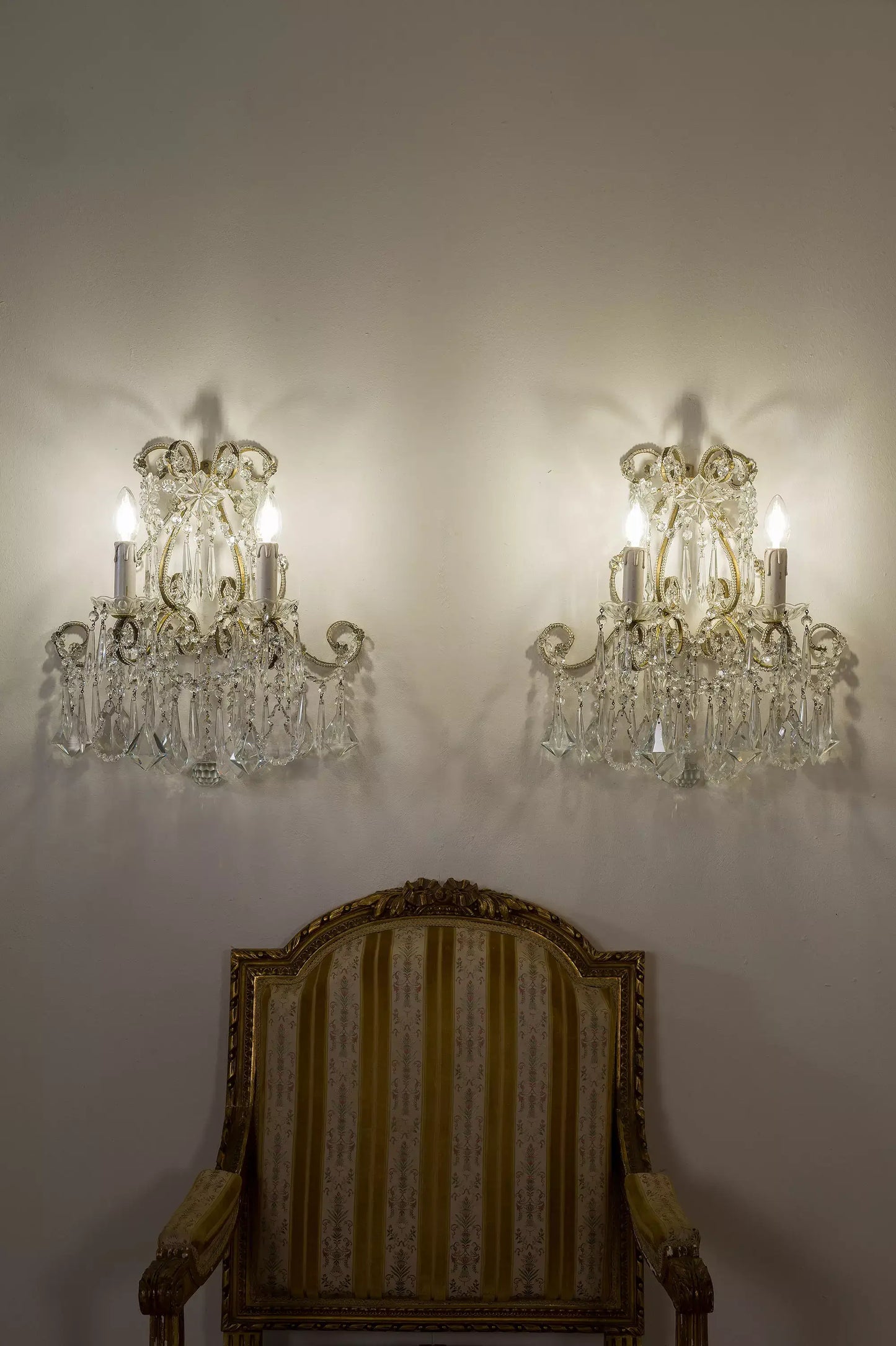 Coppia di applique Fiorentine in ferro battuto e gocce pendenti a 2 luci. - Lo Stile Italiano