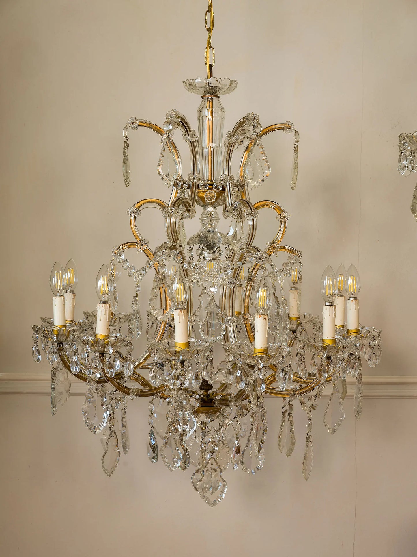 Lampadario antico di cristallo con struttura in ferro battuto e dorato, rivestita con placche di vetro | Lo Stile Italiano