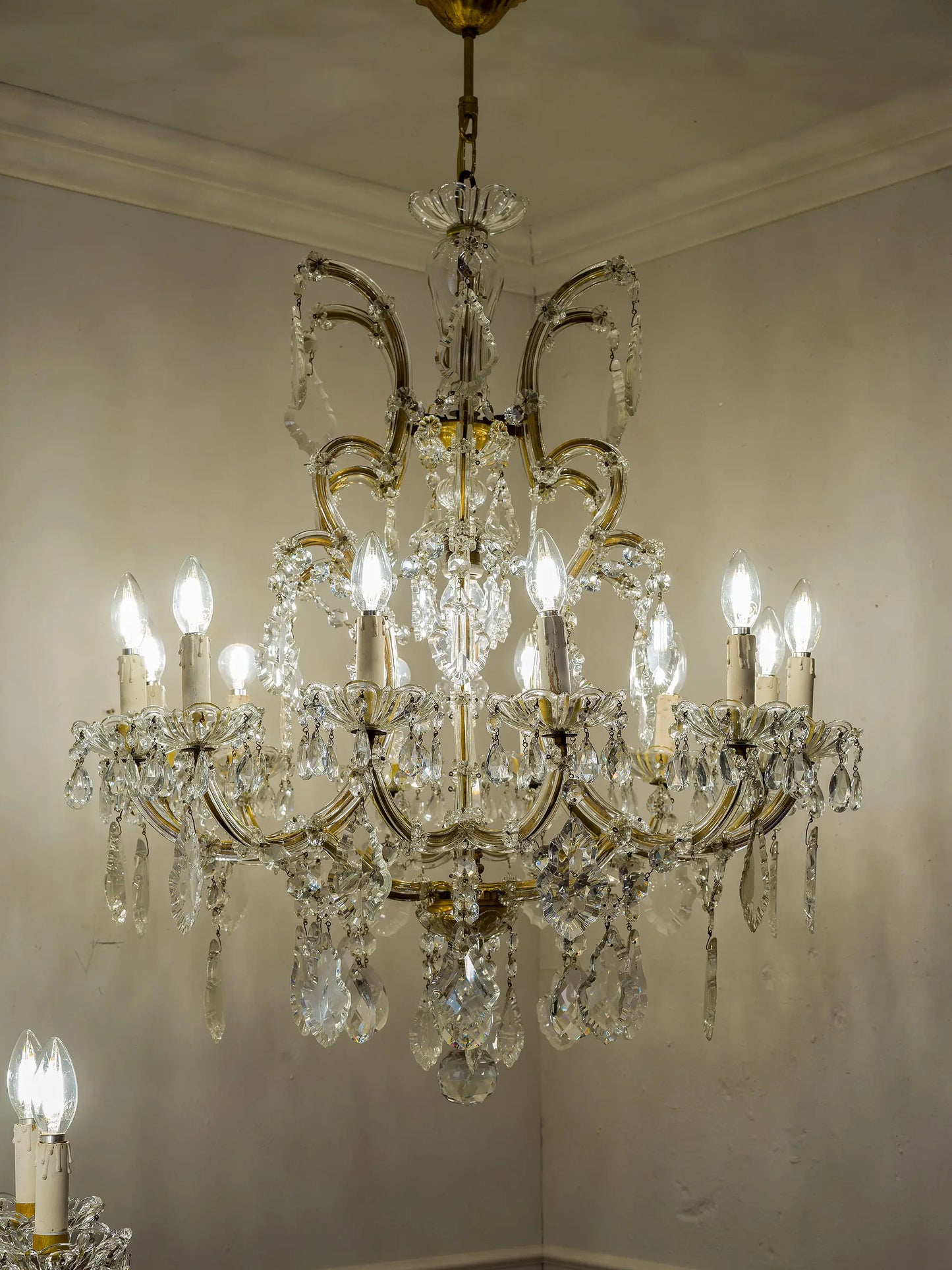 Antica coppia di lampadari in stile Maria Teresa, con struttura in ferro battuto e cristalli molati | Lo Stile Italiano