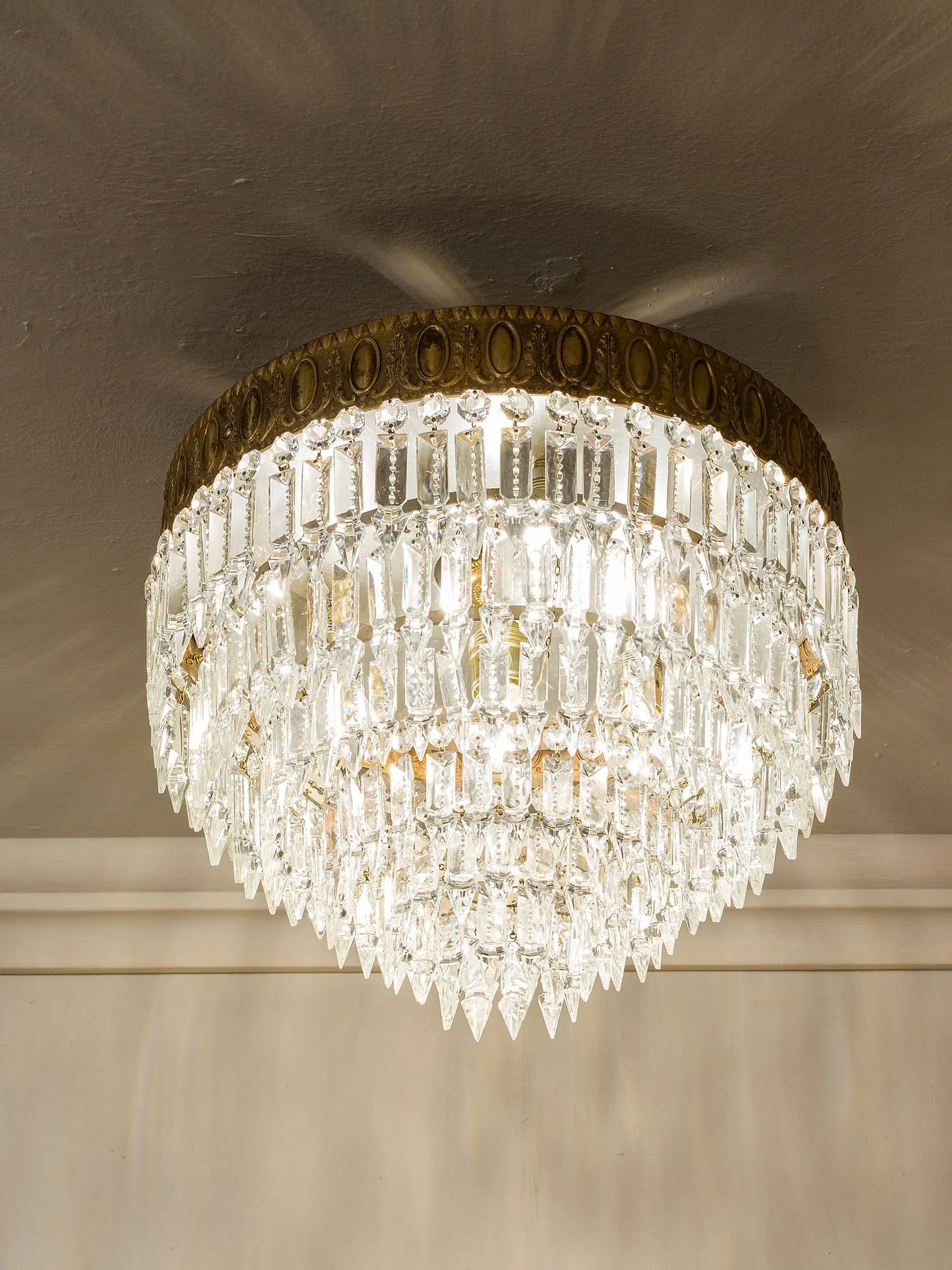 Plafoniera Mid-Century in stile Impero con cristalli pendenti. | Lo Stile Italiano