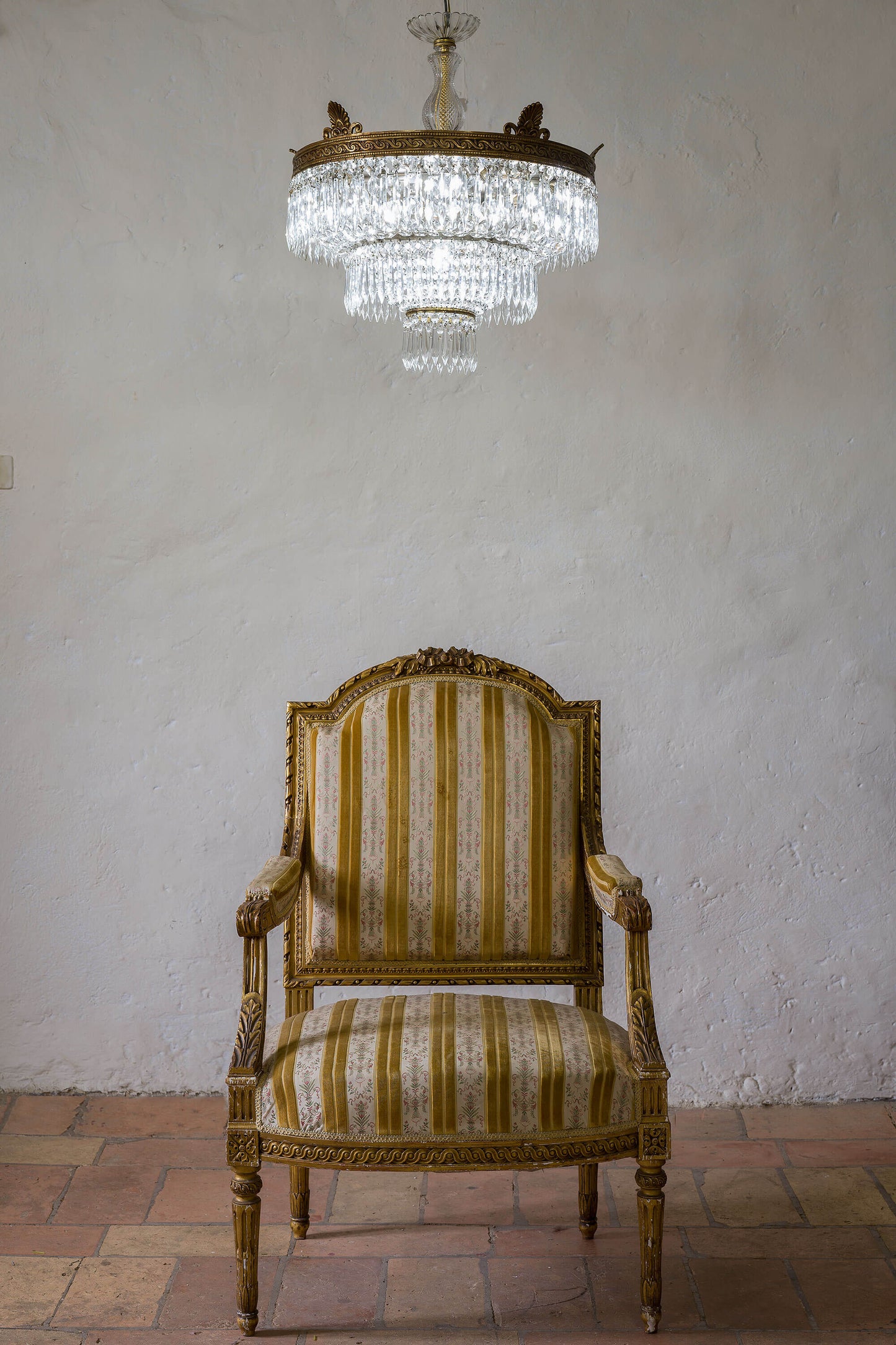 Lampadario antico di cristallo, con poltrona Luigi XVI. | Lo Stile Italiano