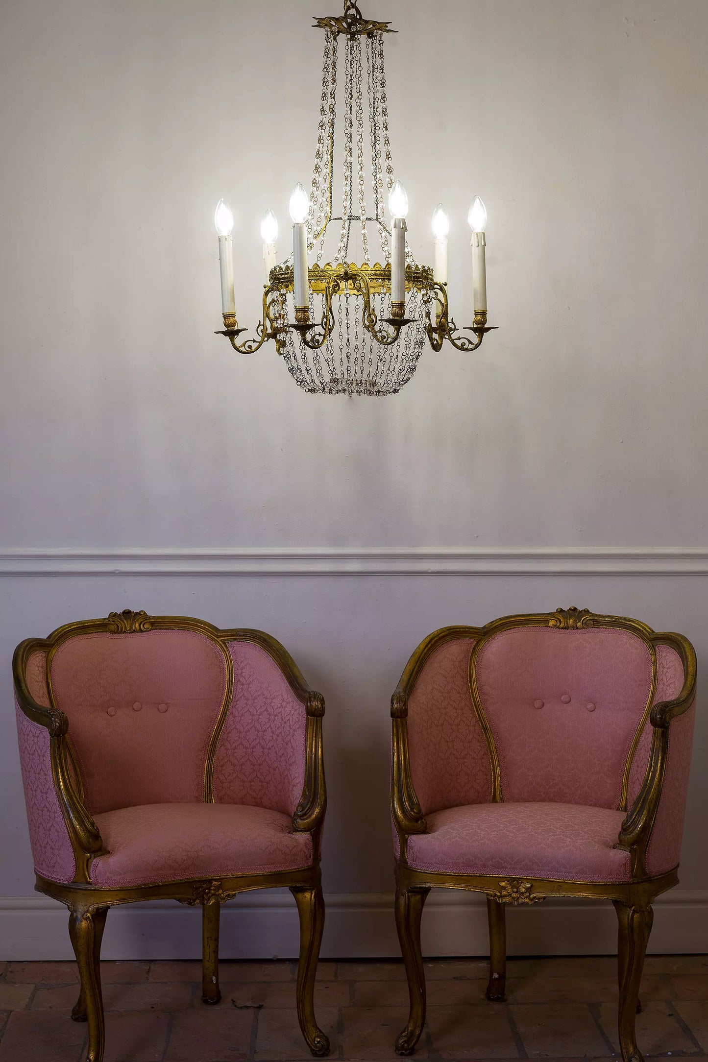 Lampadario Rococò, Ideale per Saloni e Sale da Ballo. Rococo Chandelier, Ideal for Living Rooms and Ballrooms. -Lo-Stile-Italiano