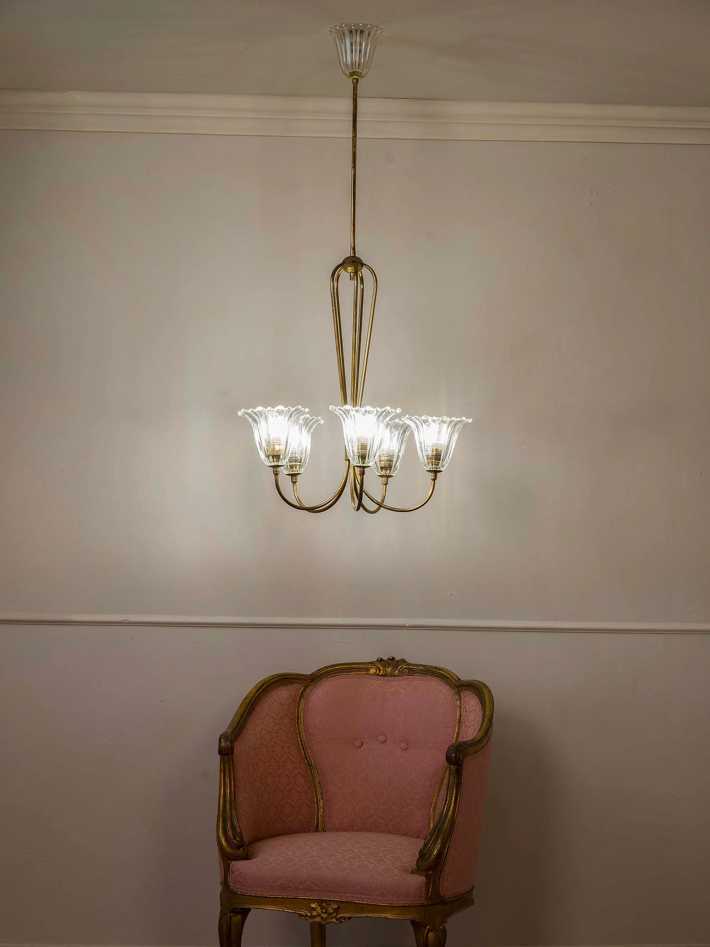 Lampadario anni 50 fotografato con poltrona Napolenone III | Lo Stile Italia