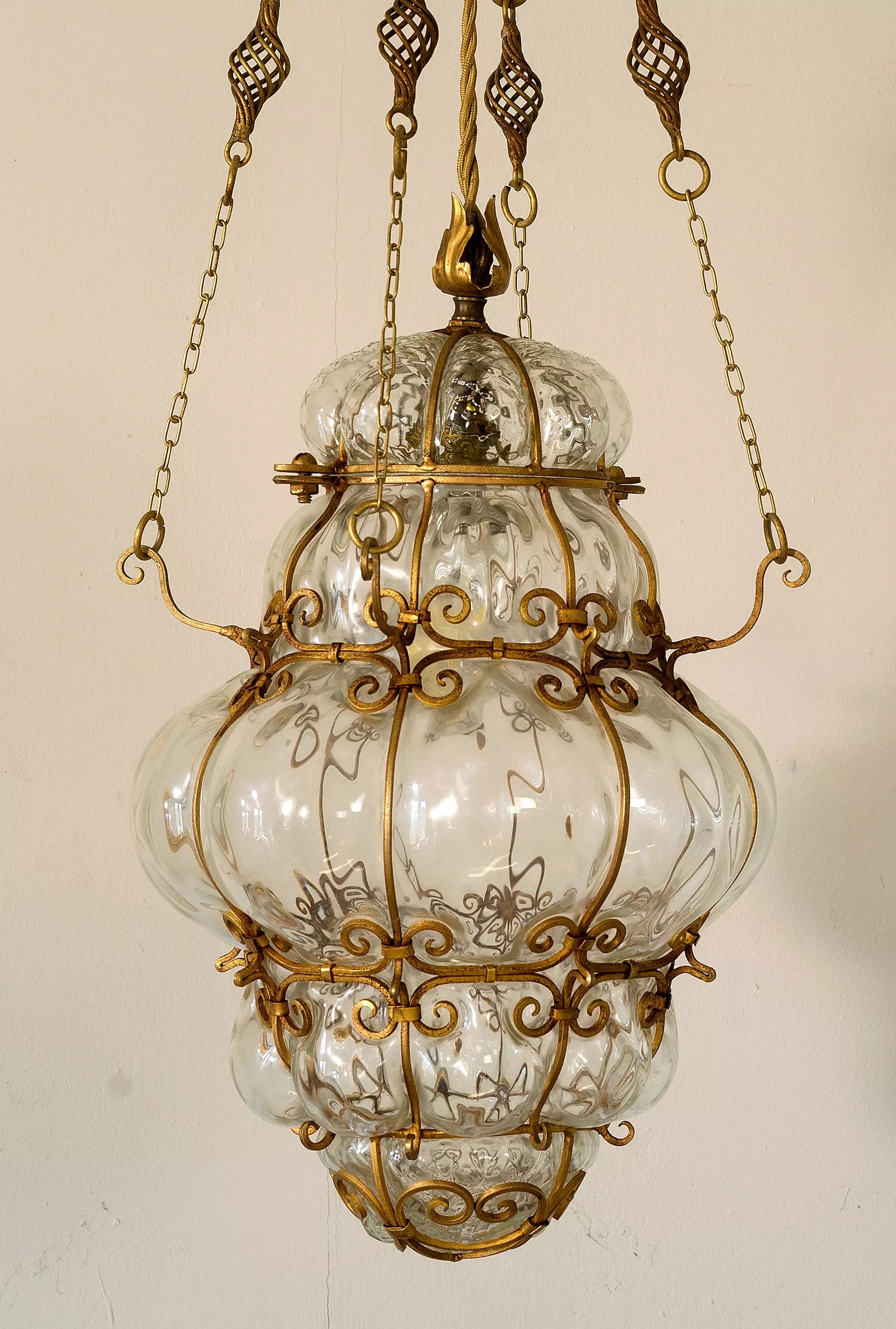 Lanterna in vetro soffiato di Murano ingabbiato con telaio in ferro battuto, Italia anni '60 - Lo Stile Italiano