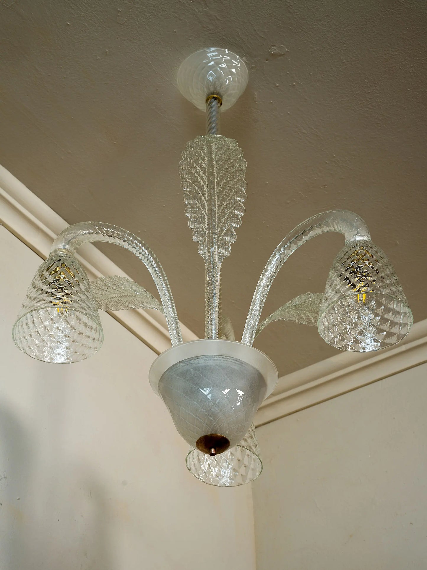 Lampadario con tre bracci orientati verso il basso in vetro Balloton | Lo Stile Italiano