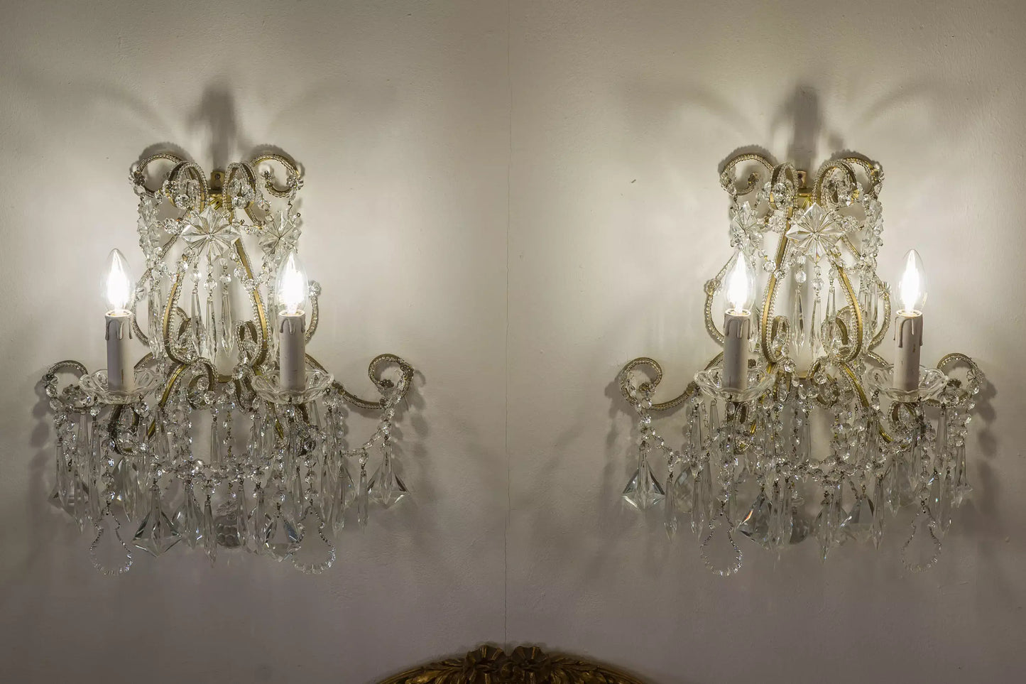 Coppia di applique Fiorentine in ferro battuto e gocce pendenti a 2 luci. - Lo Stile Italiano