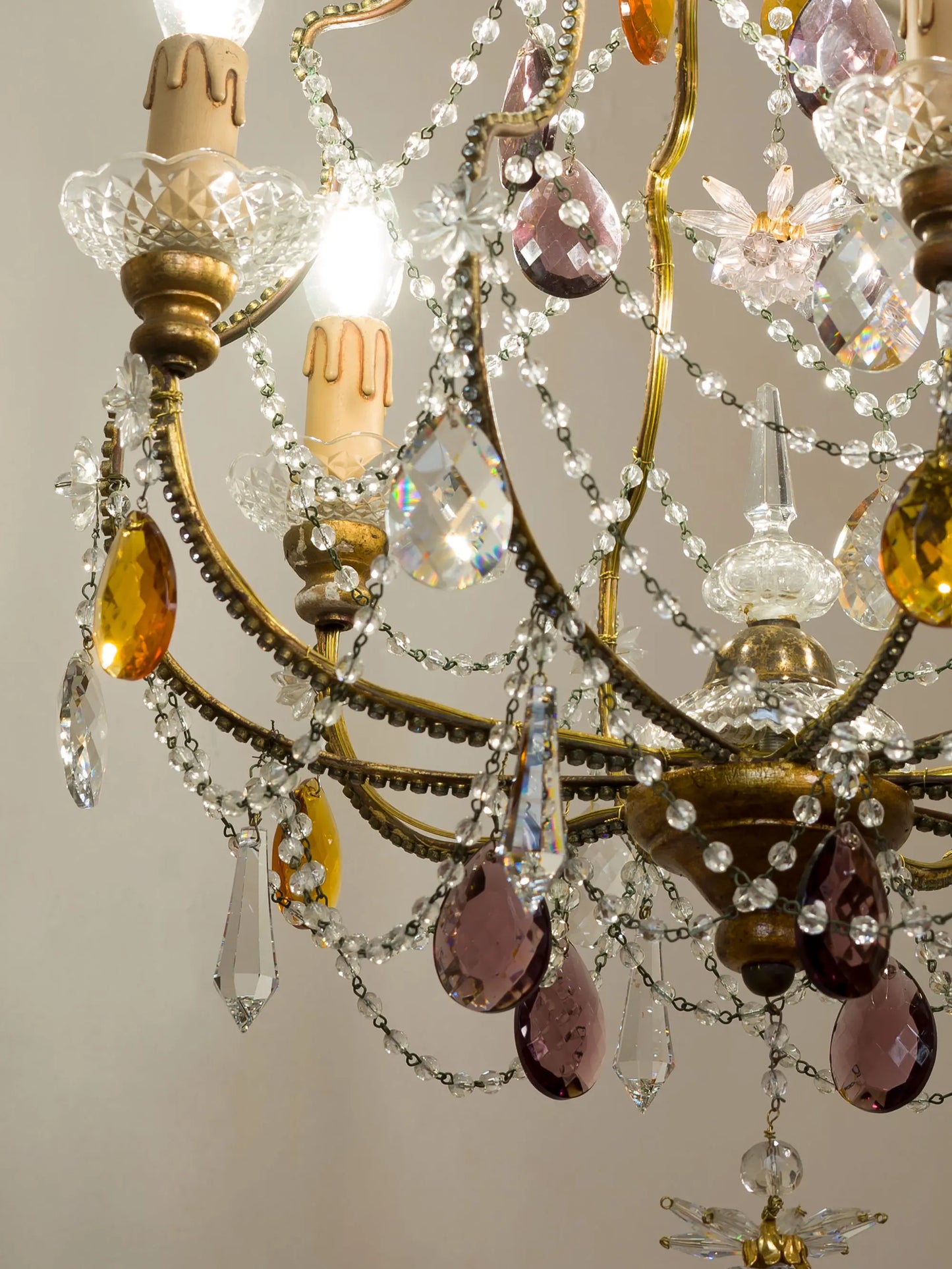 Dettaglio delle gocce di cristallo e vetro colorato su lampadario artigianale | Lo-Stile-Italiano