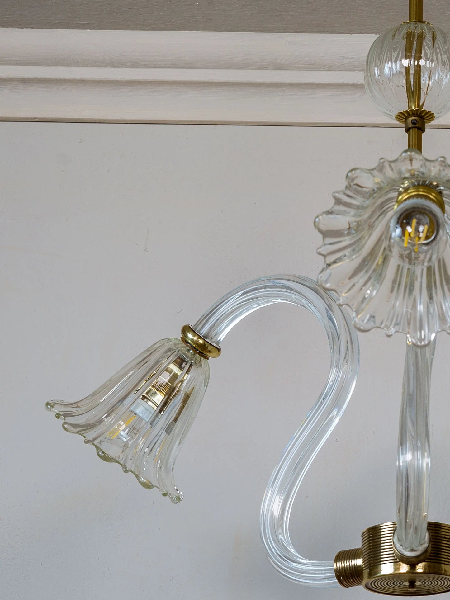 Particolare della coppa del lampadario vista di fianco | Lo Stile Italiano