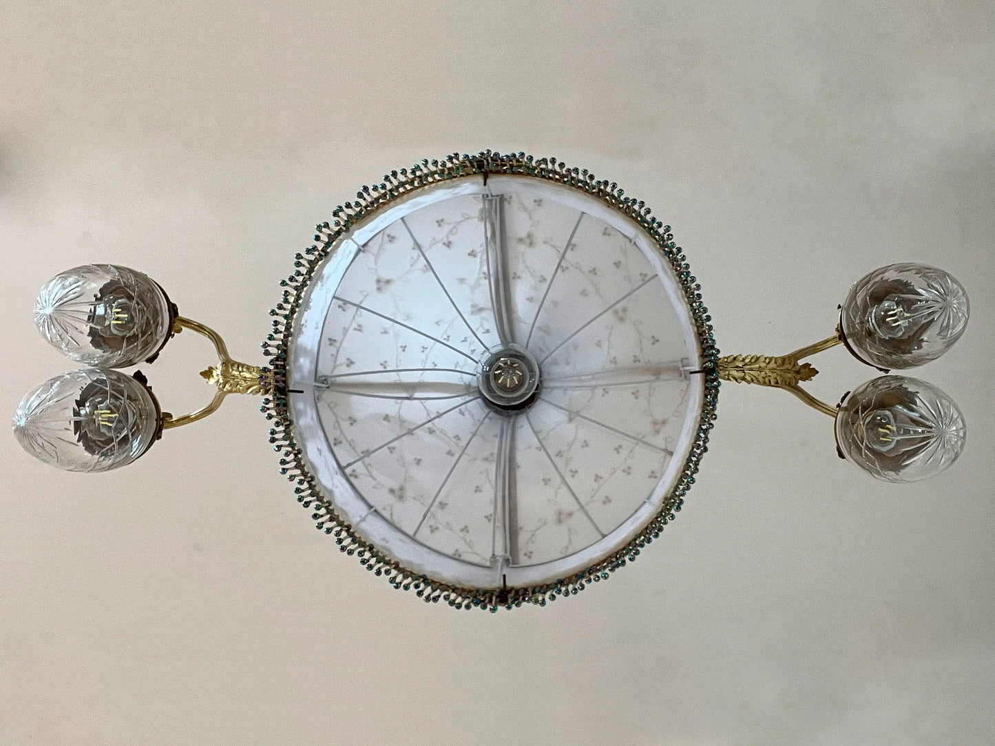 lampadario antico visto dal basso| Lo Stile Italiano