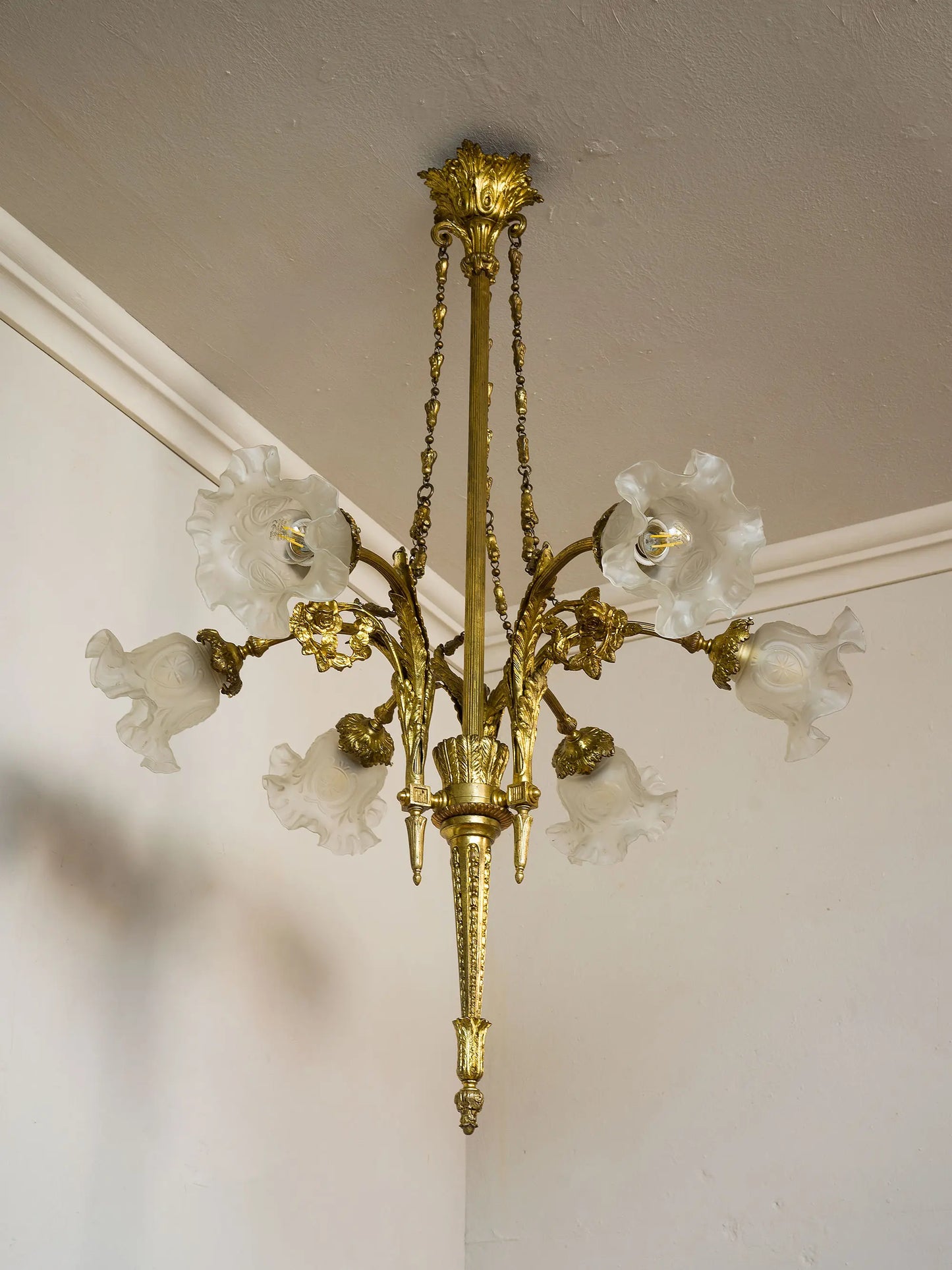 Lampadario da soggiorno con catene in ottone | Lo Stile Italiano